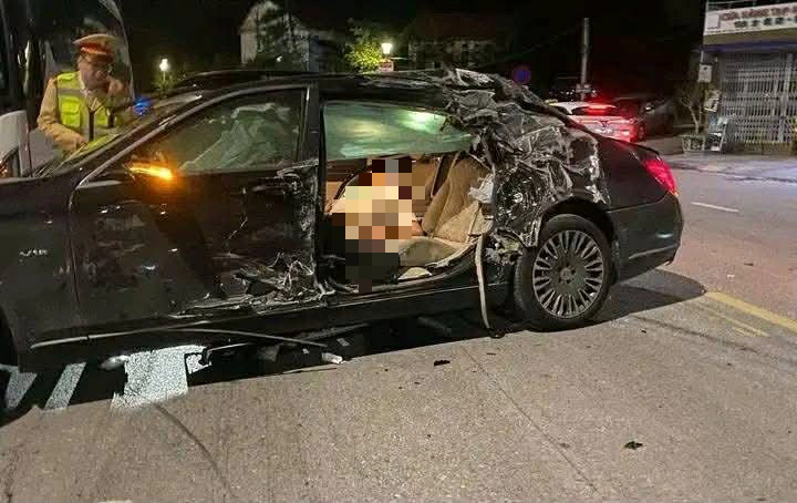 Xe sang Maybach S600 nát bét sau cú tông vào xe khách đỗ ven đường- Ảnh 2.