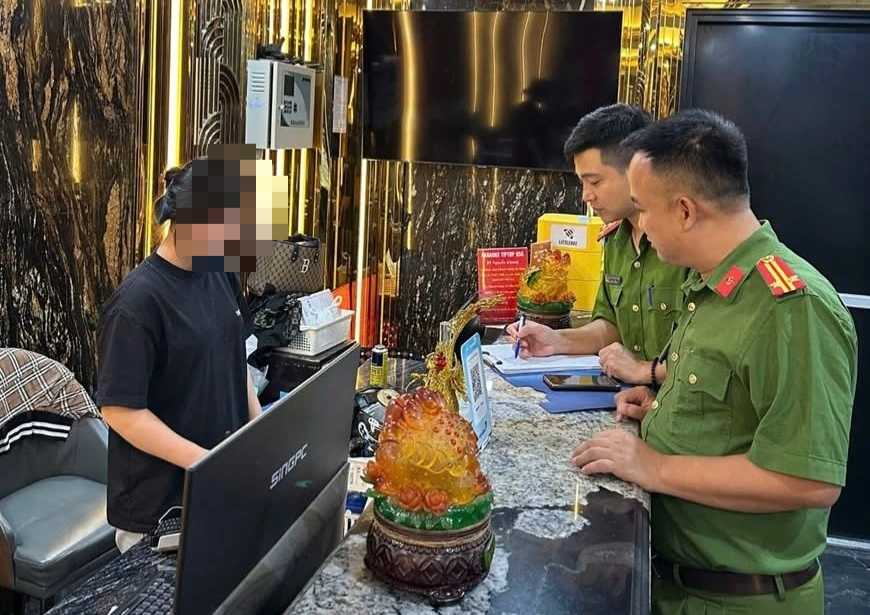 Công an Hà Nội ra quân lập lại trật tự quán bar, karaoke- Ảnh 1.