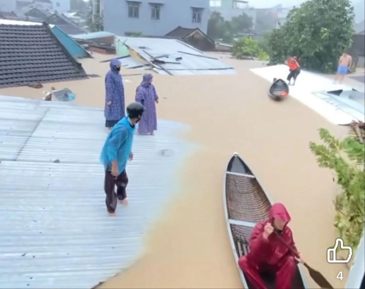 Người dân vùng ngập lụt Khánh Hòa, Phú Yên cũ kêu cứu 'có thai phụ và người già'- Ảnh 3. Người dân vùng ngập lụt Khánh Hòa, Phú Yên cũ kêu cứu 'có thai phụ và người già'- Ảnh 3.