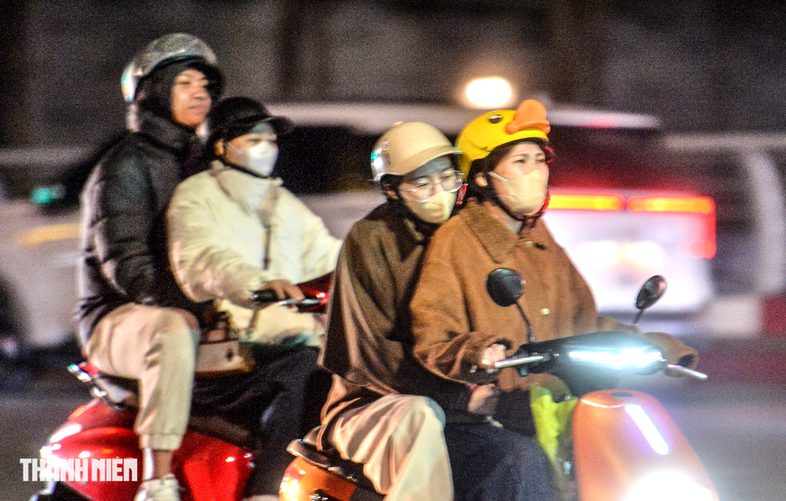 Người Hà Nội đốt lửa để mưu sinh trong đêm lạnh nhất từ đầu mùa đông 2025- Ảnh 12.