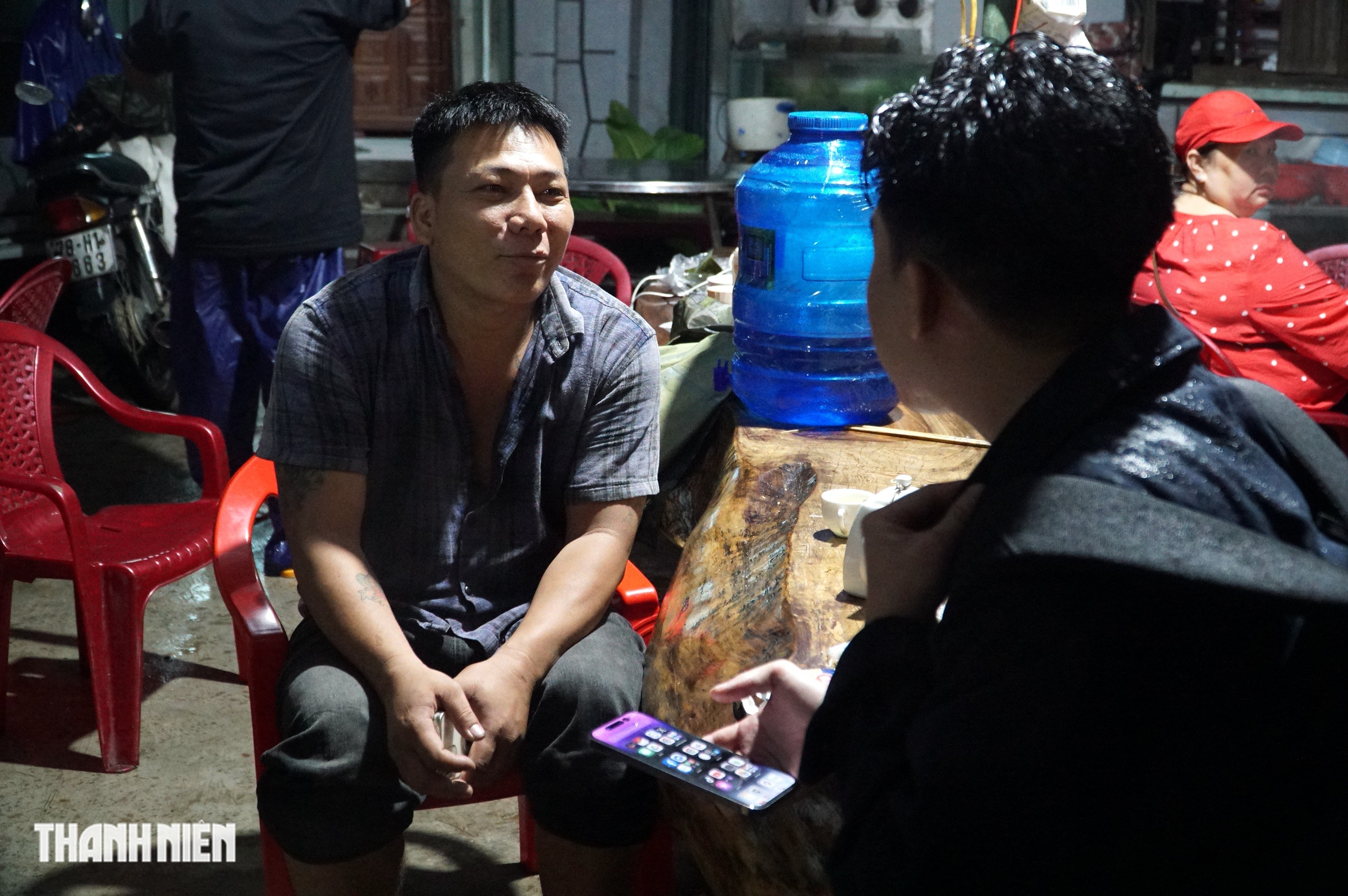 Quốc lộ 1 qua tỉnh Đắk Lắk tê liệt, xe “nằm” đường 2 ngày vì lũ lụt - Ảnh 8.