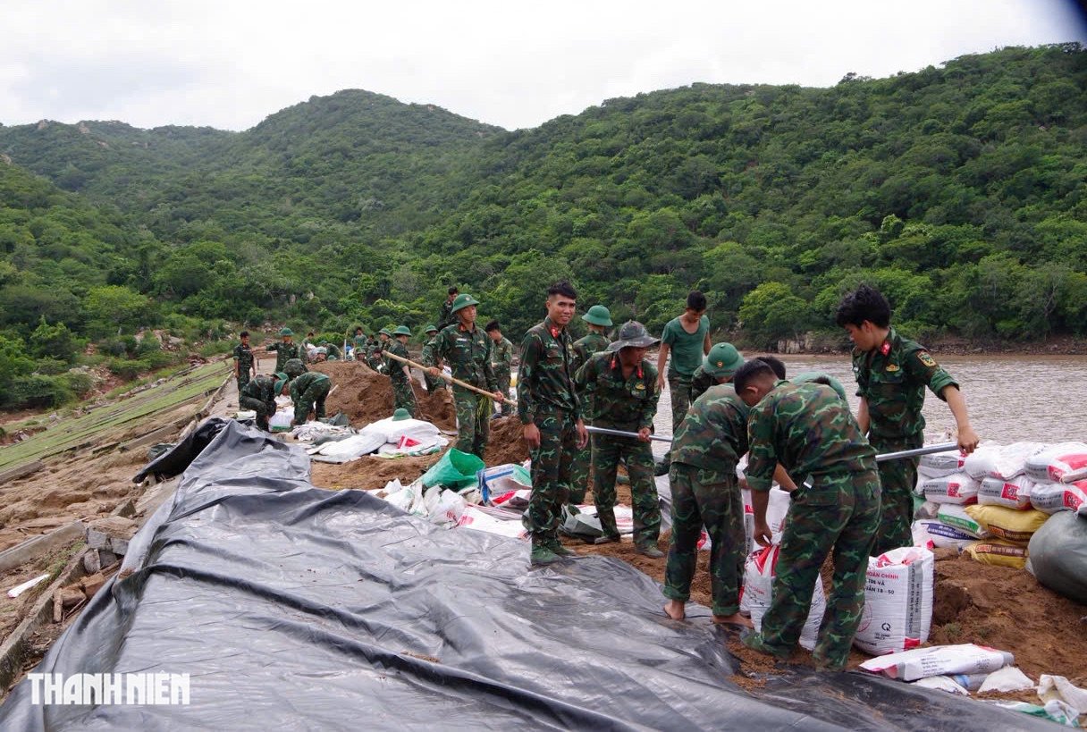 Khánh Hòa ngập lụt lịch sử: Bộ đội đặc công bơi trong nước cứu dân khẩn cấp- Ảnh 7.