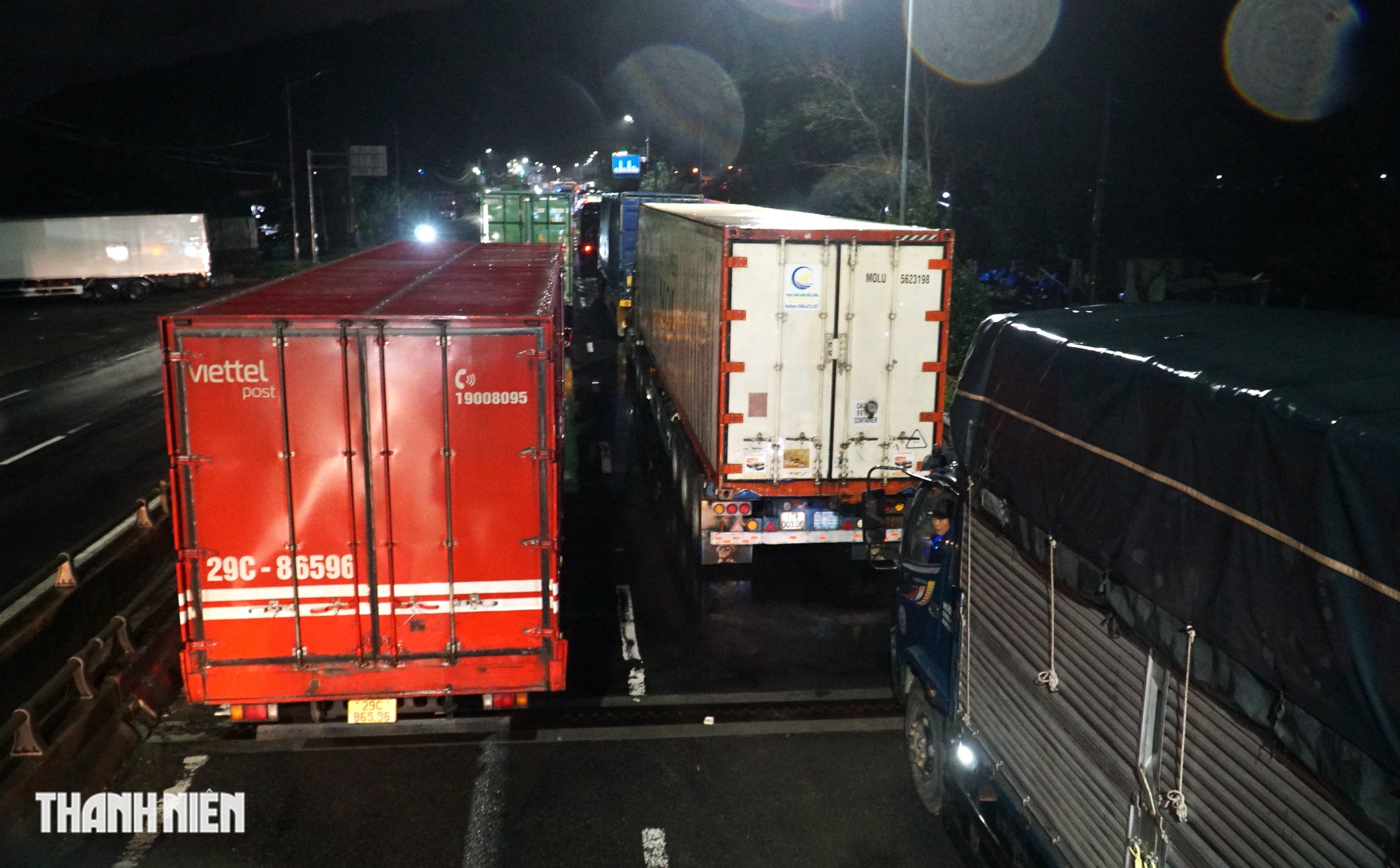 Quốc lộ 1 qua tỉnh Đắk Lắk tê liệt, xe “nằm” đường 2 ngày vì lũ lụt - Ảnh 2.