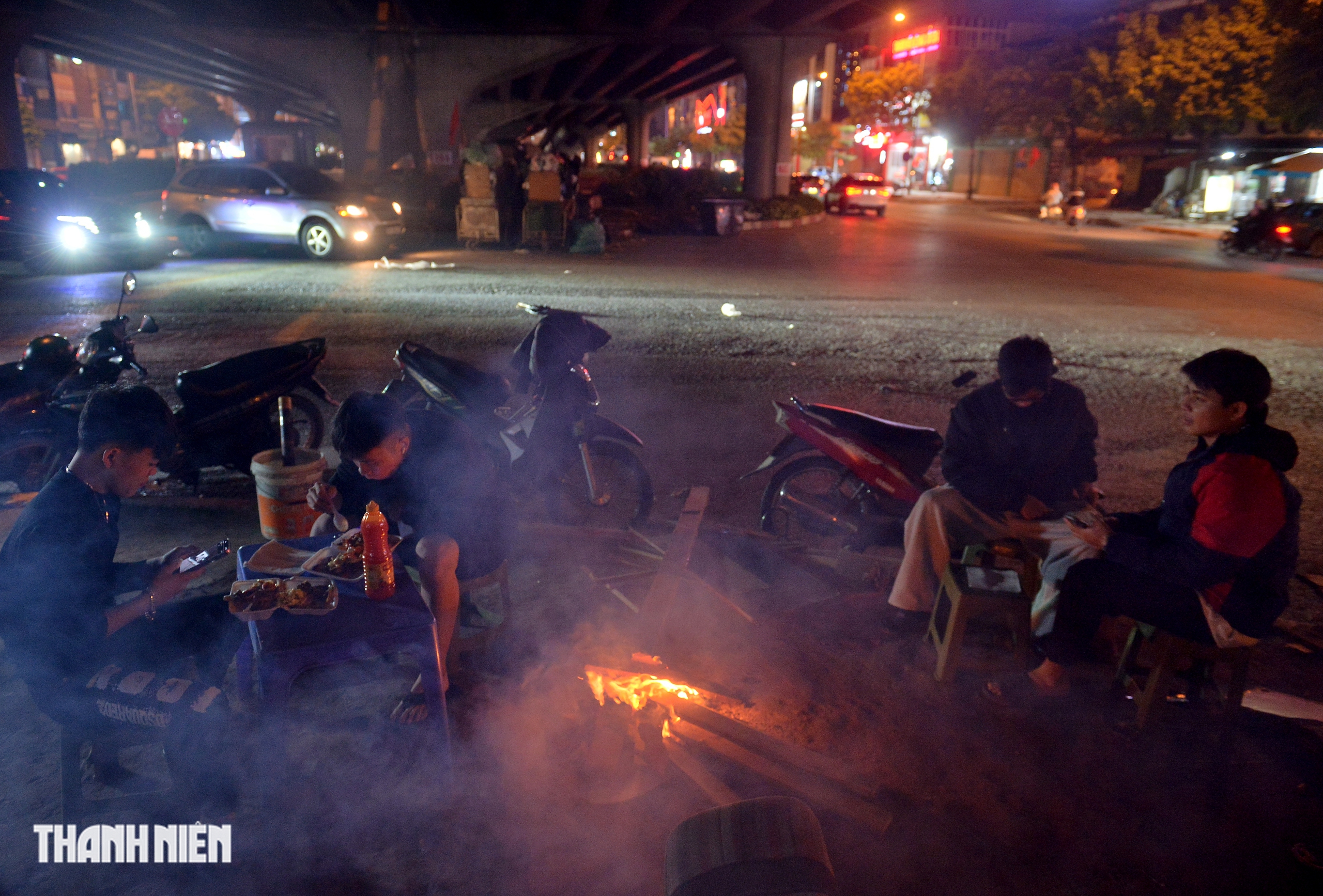 Người Hà Nội đốt lửa để mưu sinh trong đêm lạnh nhất từ đầu mùa đông 2025- Ảnh 1.