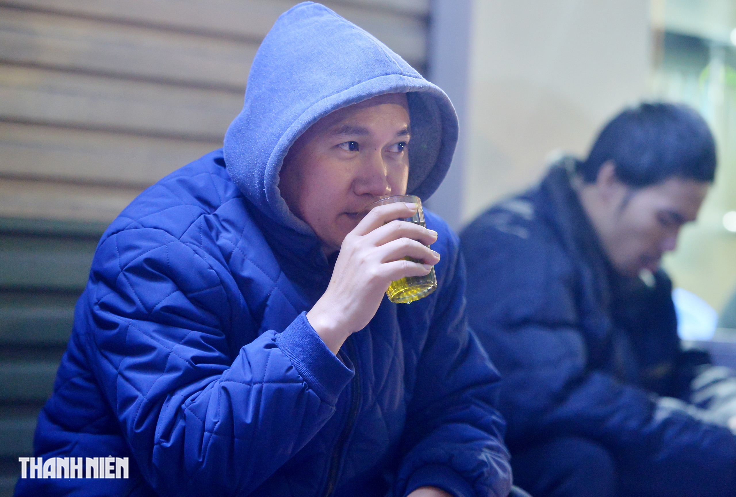 Người Hà Nội đốt lửa để mưu sinh trong đêm lạnh nhất từ đầu mùa đông 2025- Ảnh 10.