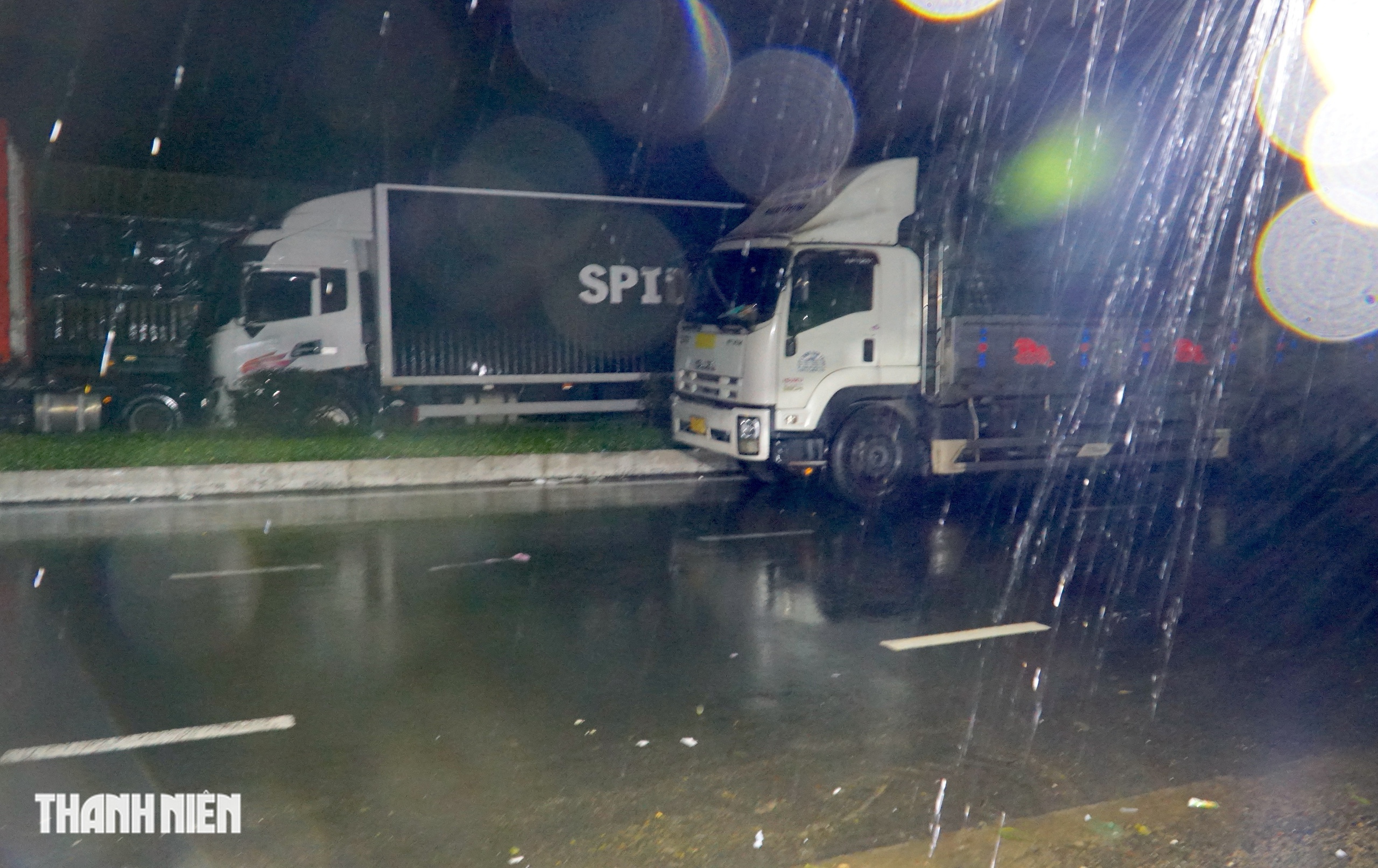 Quốc lộ 1 qua tỉnh Đắk Lắk tê liệt, xe “nằm” đường 2 ngày vì lũ lụt - Ảnh 9.