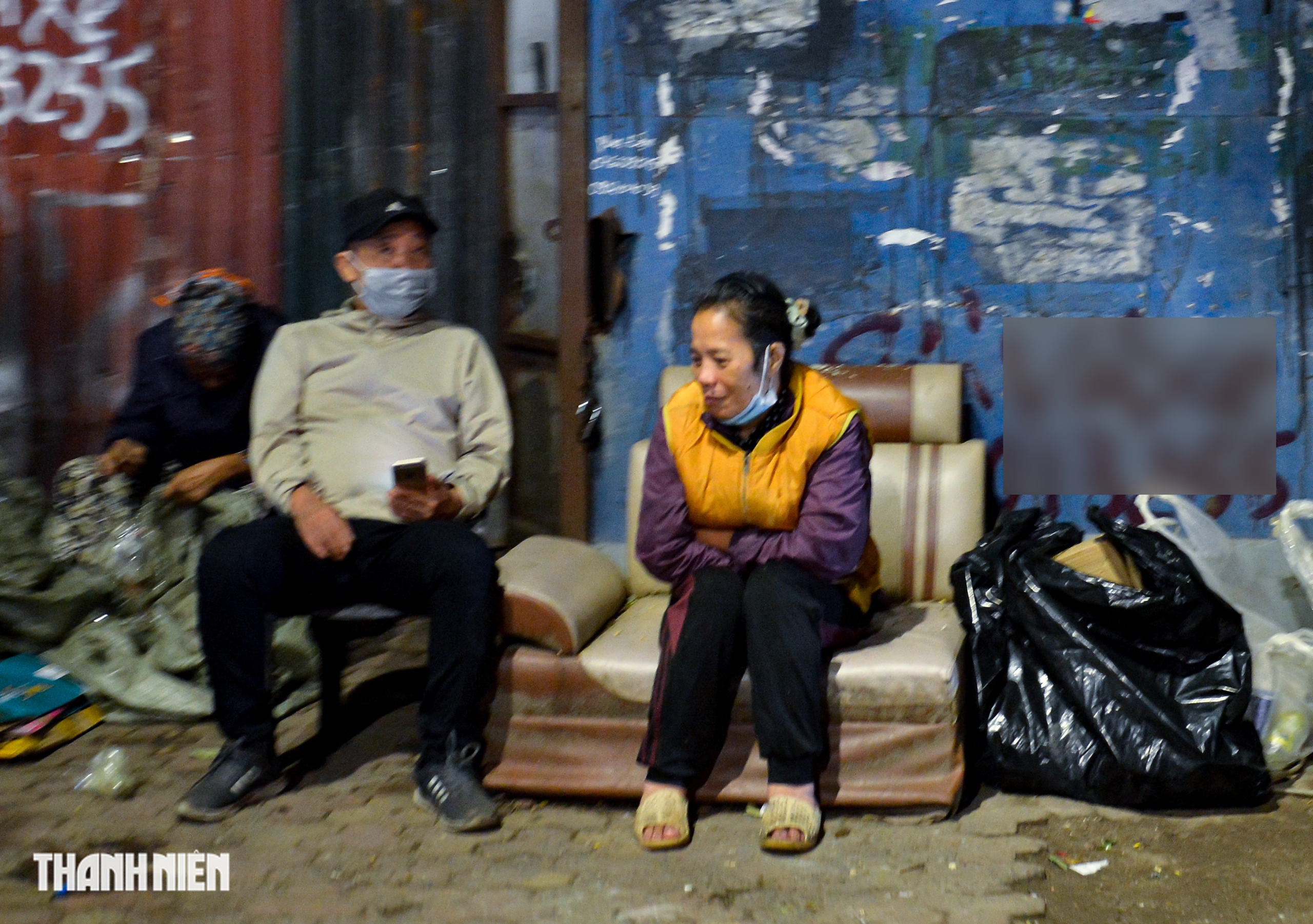 Người Hà Nội đốt lửa để mưu sinh trong đêm lạnh nhất từ đầu mùa đông 2025- Ảnh 6.