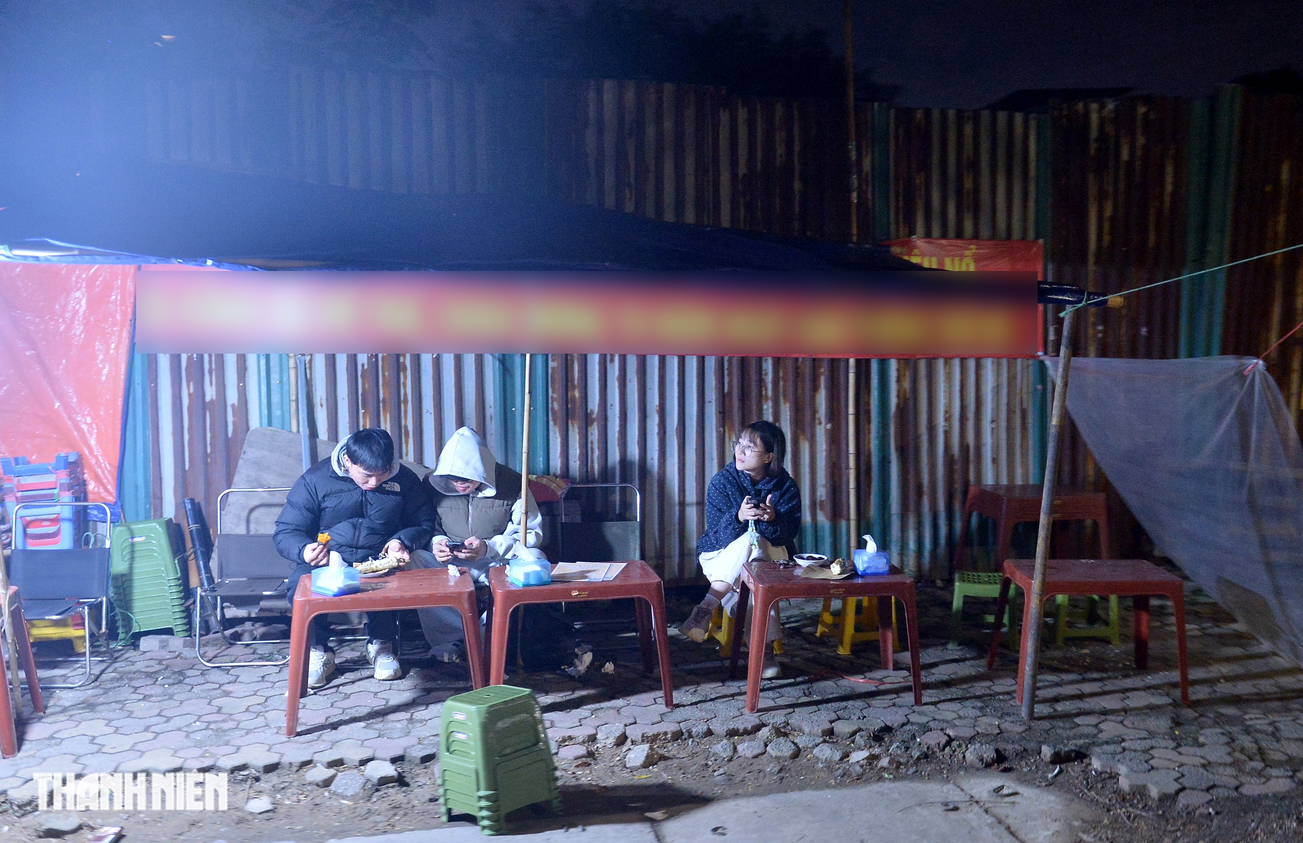 Người Hà Nội đốt lửa để mưu sinh trong đêm lạnh nhất từ đầu mùa đông 2025- Ảnh 8.