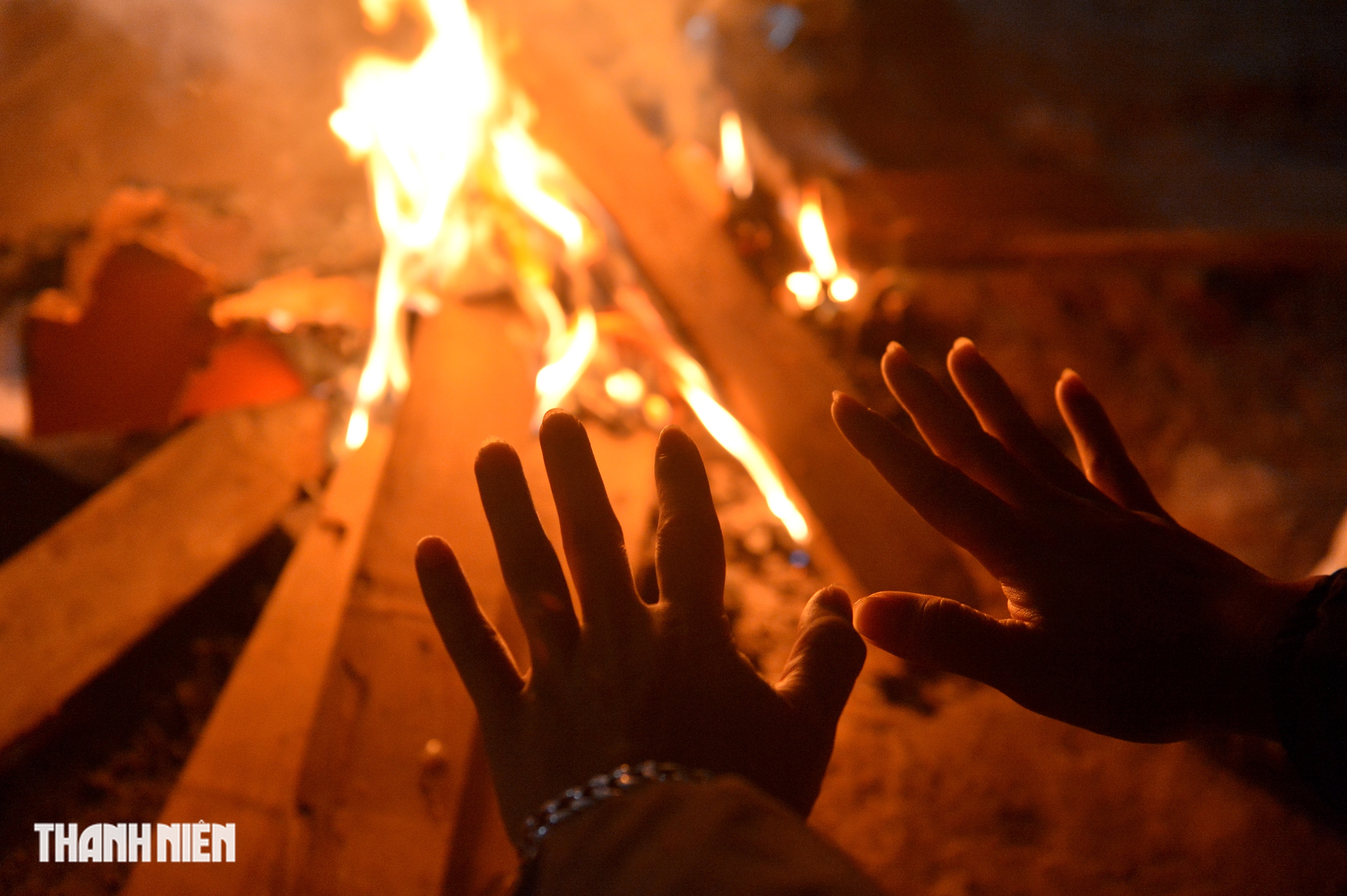 Người Hà Nội đốt lửa để mưu sinh trong đêm lạnh nhất từ đầu mùa đông 2025- Ảnh 5.