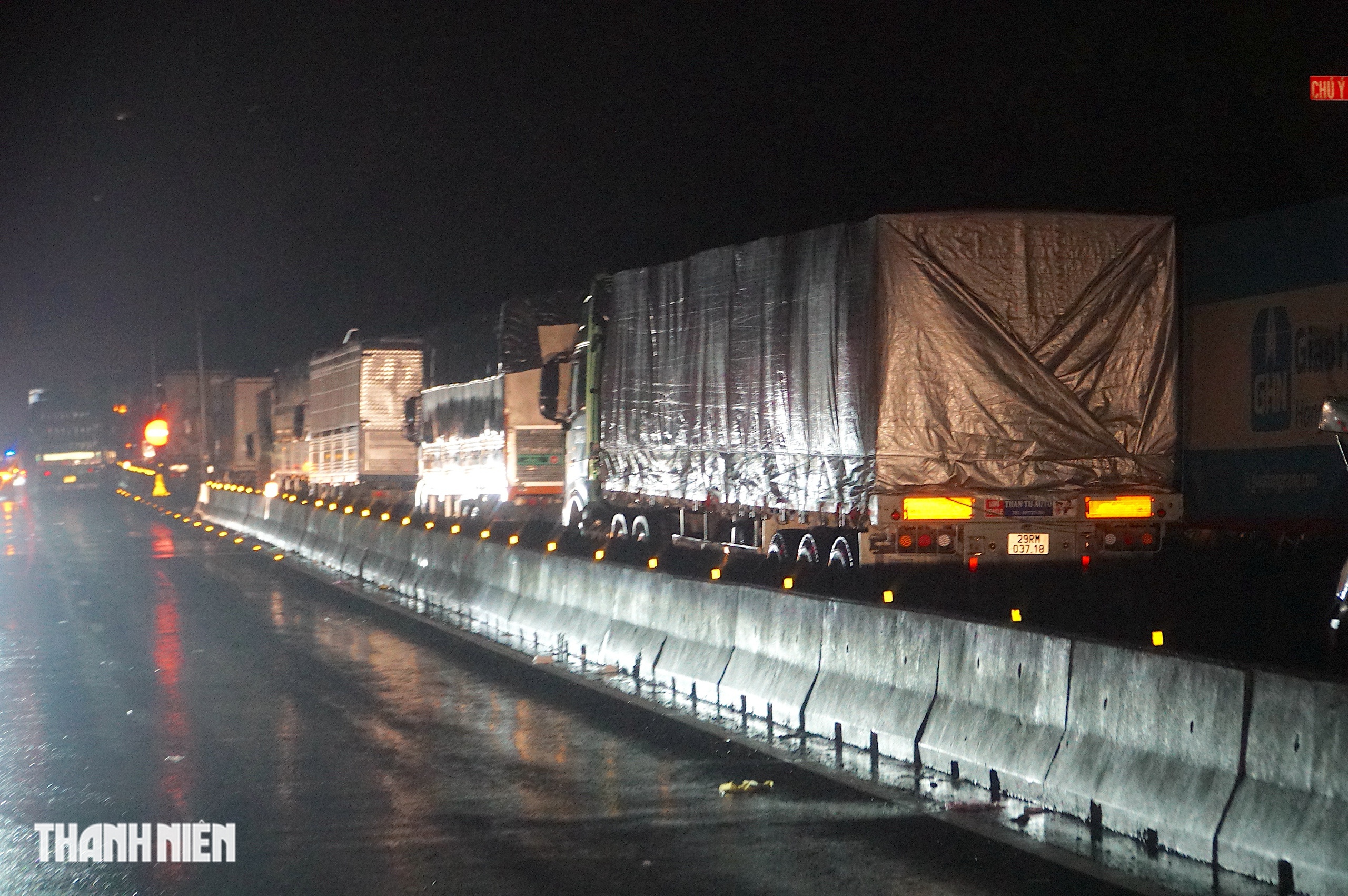 Quốc lộ 1 qua tỉnh Đắk Lắk tê liệt, xe “nằm” đường 2 ngày vì lũ lụt - Ảnh 5.