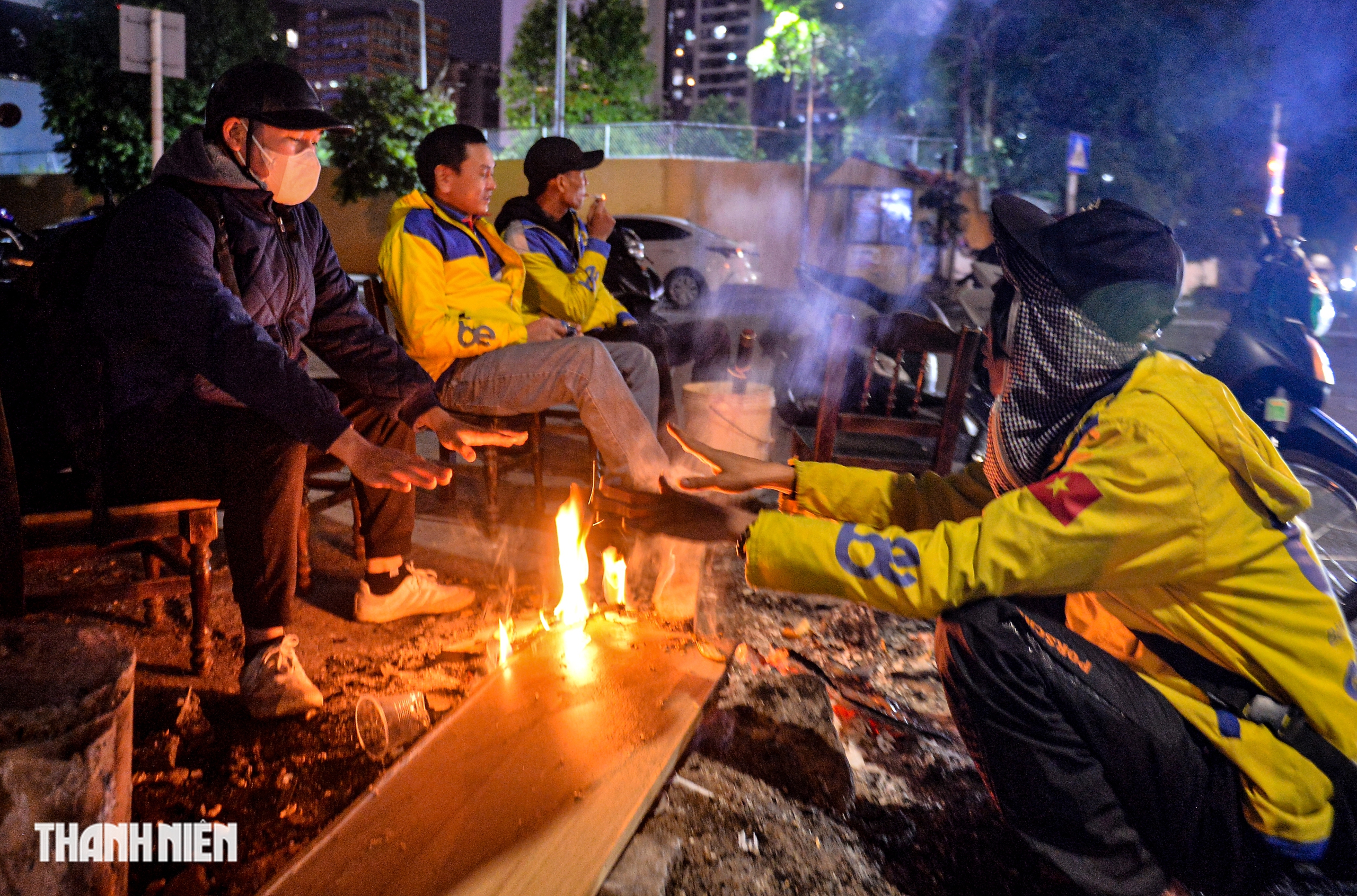 Người Hà Nội đốt lửa để mưu sinh trong đêm lạnh nhất từ đầu mùa đông 2025- Ảnh 2.