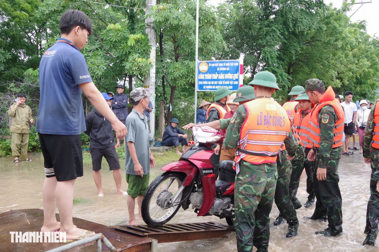 Khánh Hòa ngập lụt lịch sử: Bộ đội đặc công bơi trong nước cứu dân khẩn cấp- Ảnh 5.