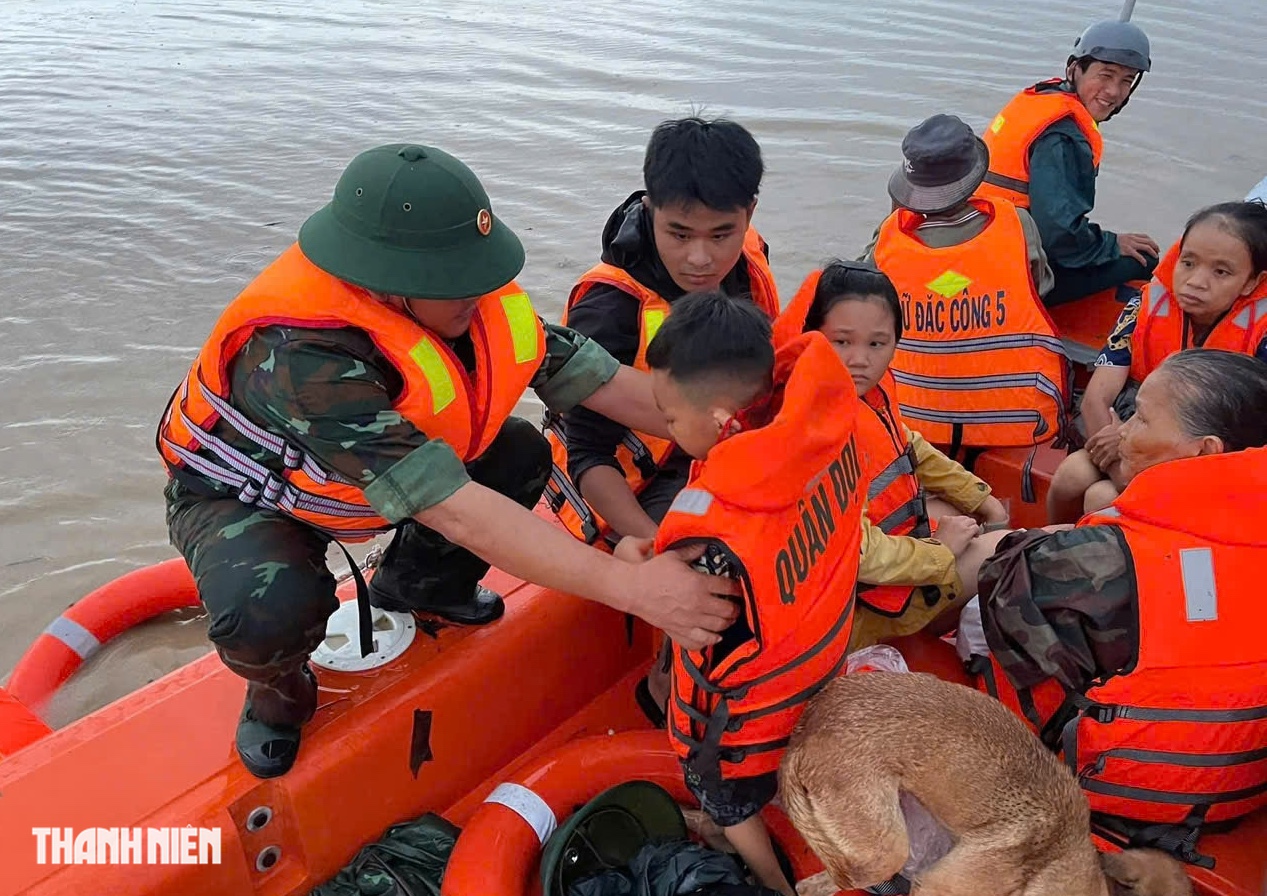 Khánh Hòa ngập lụt lịch sử: Bộ đội đặc công bơi trong nước cứu dân khẩn cấp- Ảnh 2.