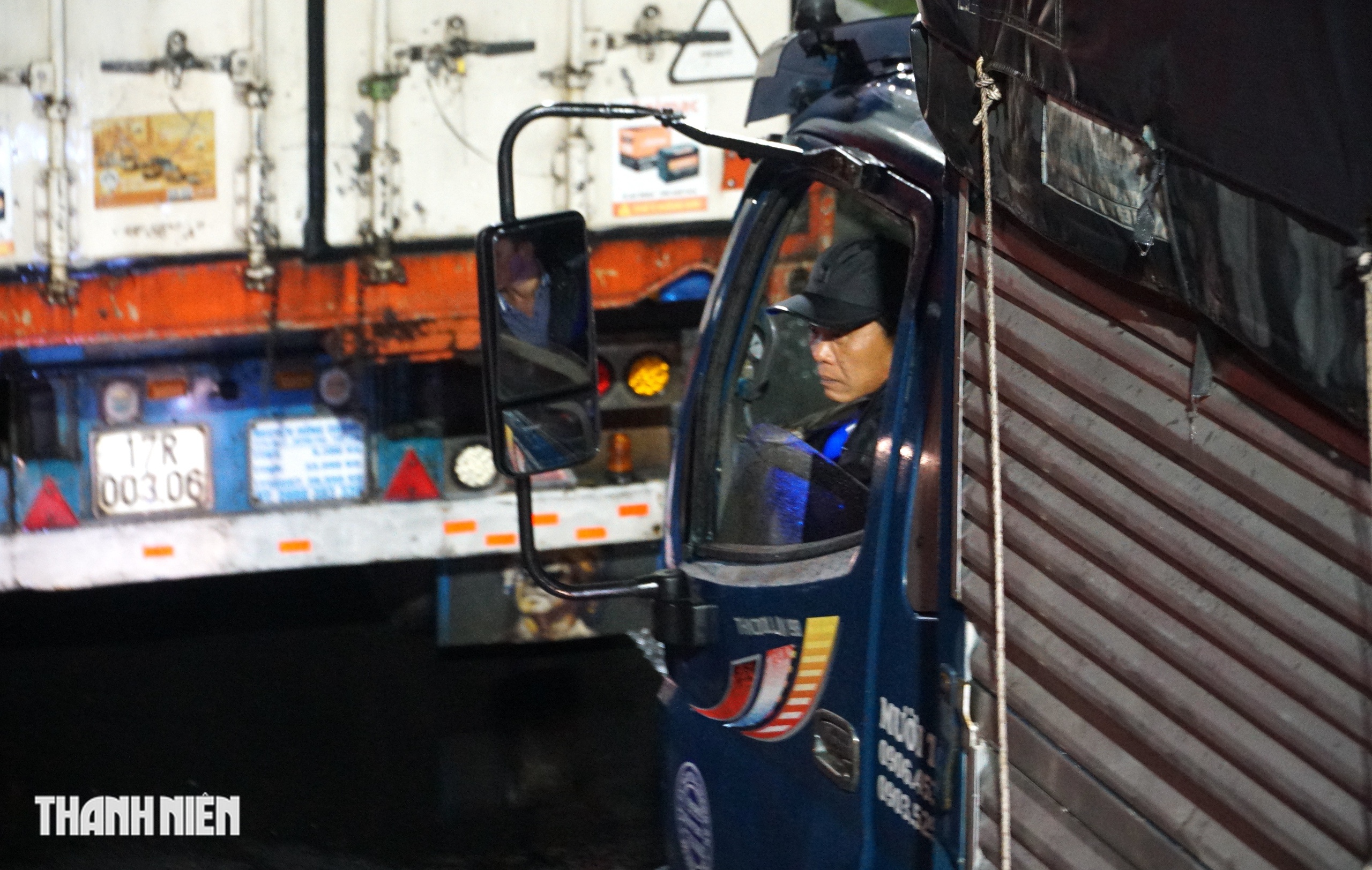 Quốc lộ 1 qua tỉnh Đắk Lắk tê liệt, xe “nằm” đường 2 ngày vì lũ lụt - Ảnh 4.