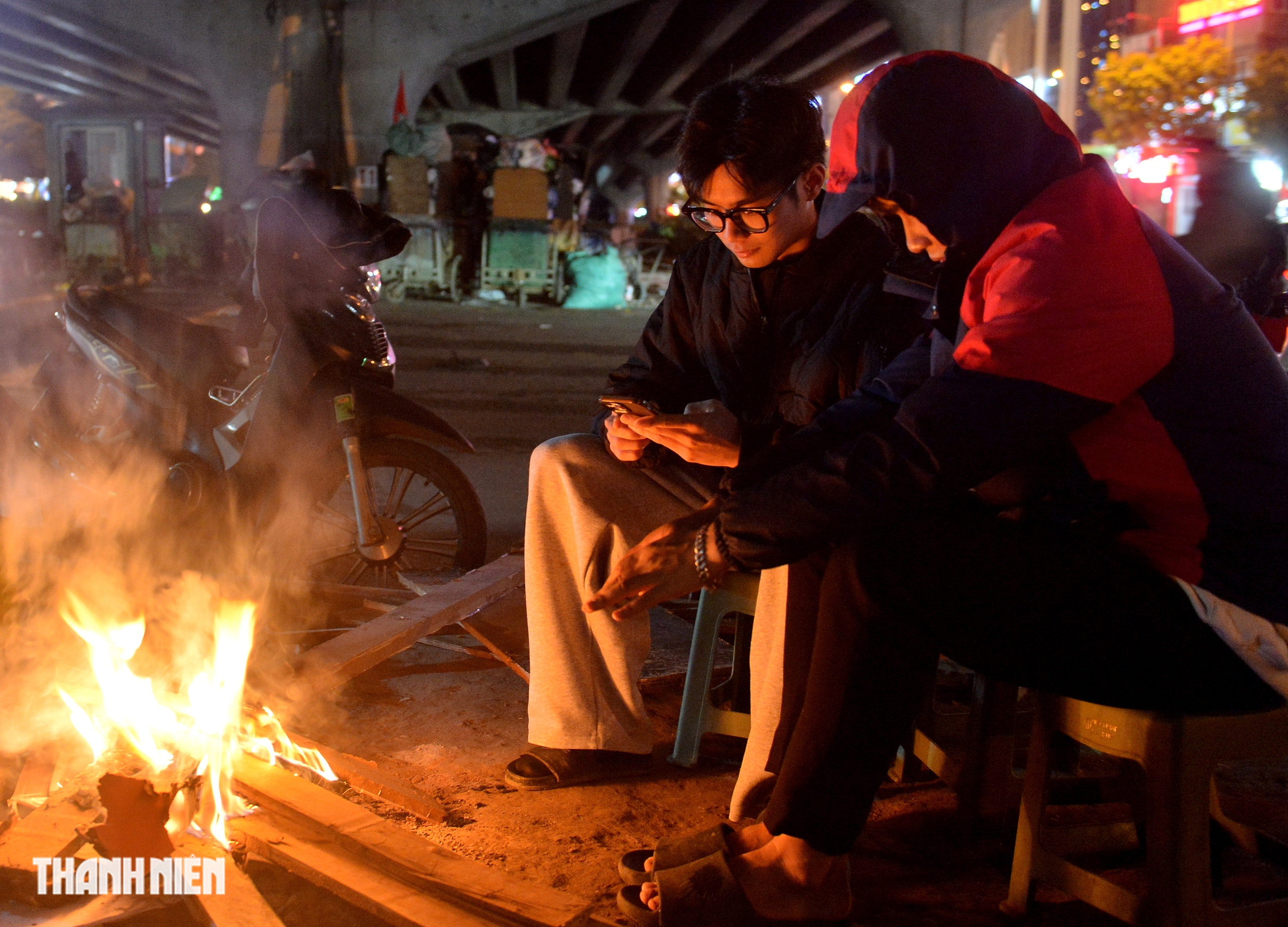 Người Hà Nội đốt lửa để mưu sinh trong đêm lạnh nhất từ đầu mùa đông 2025- Ảnh 3.