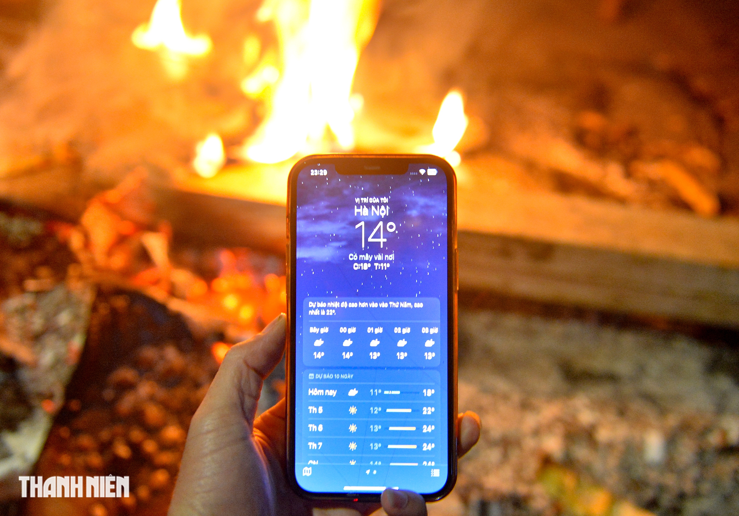 Người Hà Nội đốt lửa để mưu sinh trong đêm lạnh nhất từ đầu mùa đông 2025- Ảnh 11.