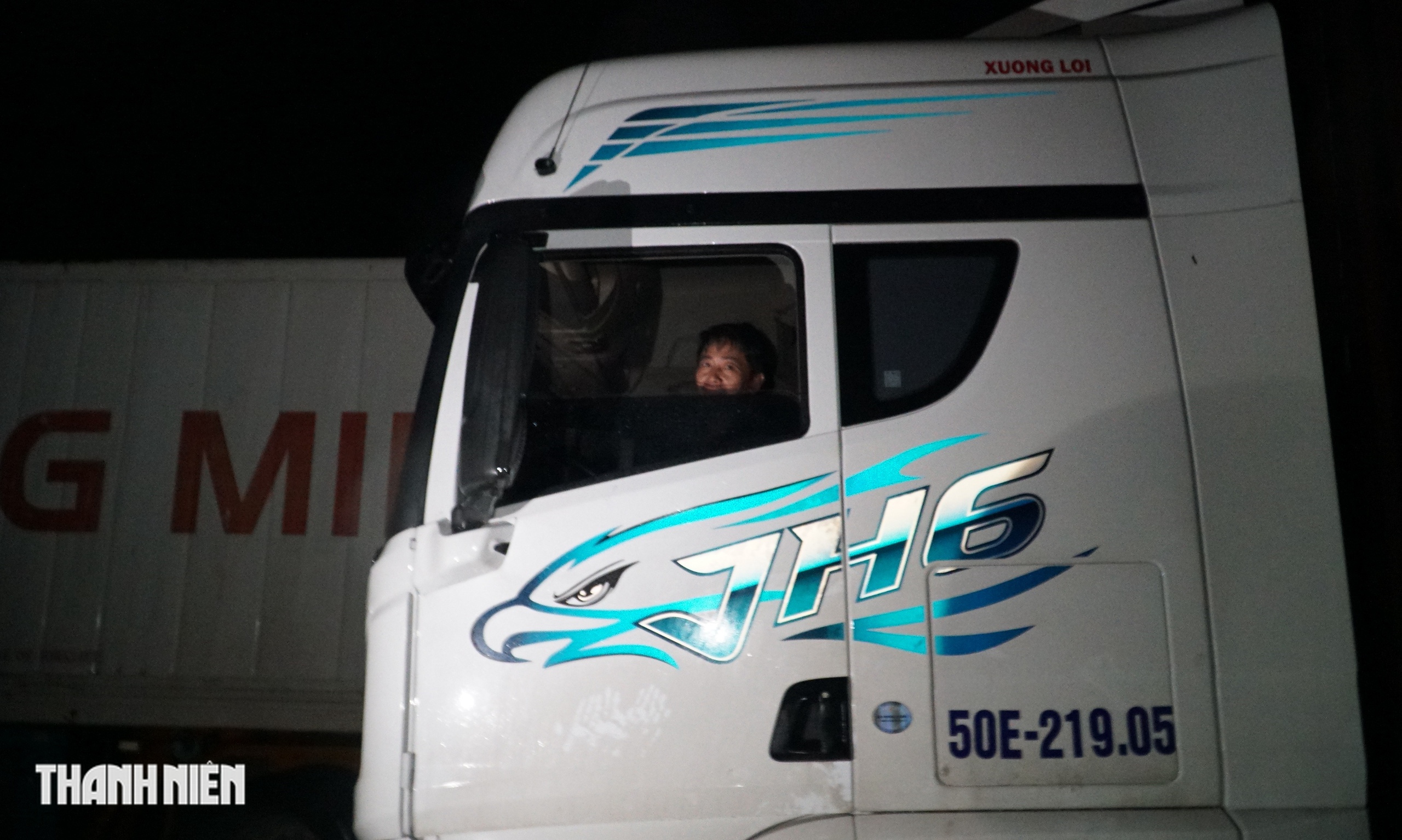 Quốc lộ 1 qua tỉnh Đắk Lắk tê liệt, xe “nằm” đường 2 ngày vì lũ lụt - Ảnh 7.