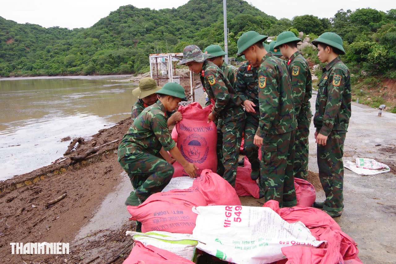Khánh Hòa ngập lụt lịch sử: Bộ đội đặc công bơi trong nước cứu dân khẩn cấp- Ảnh 8.