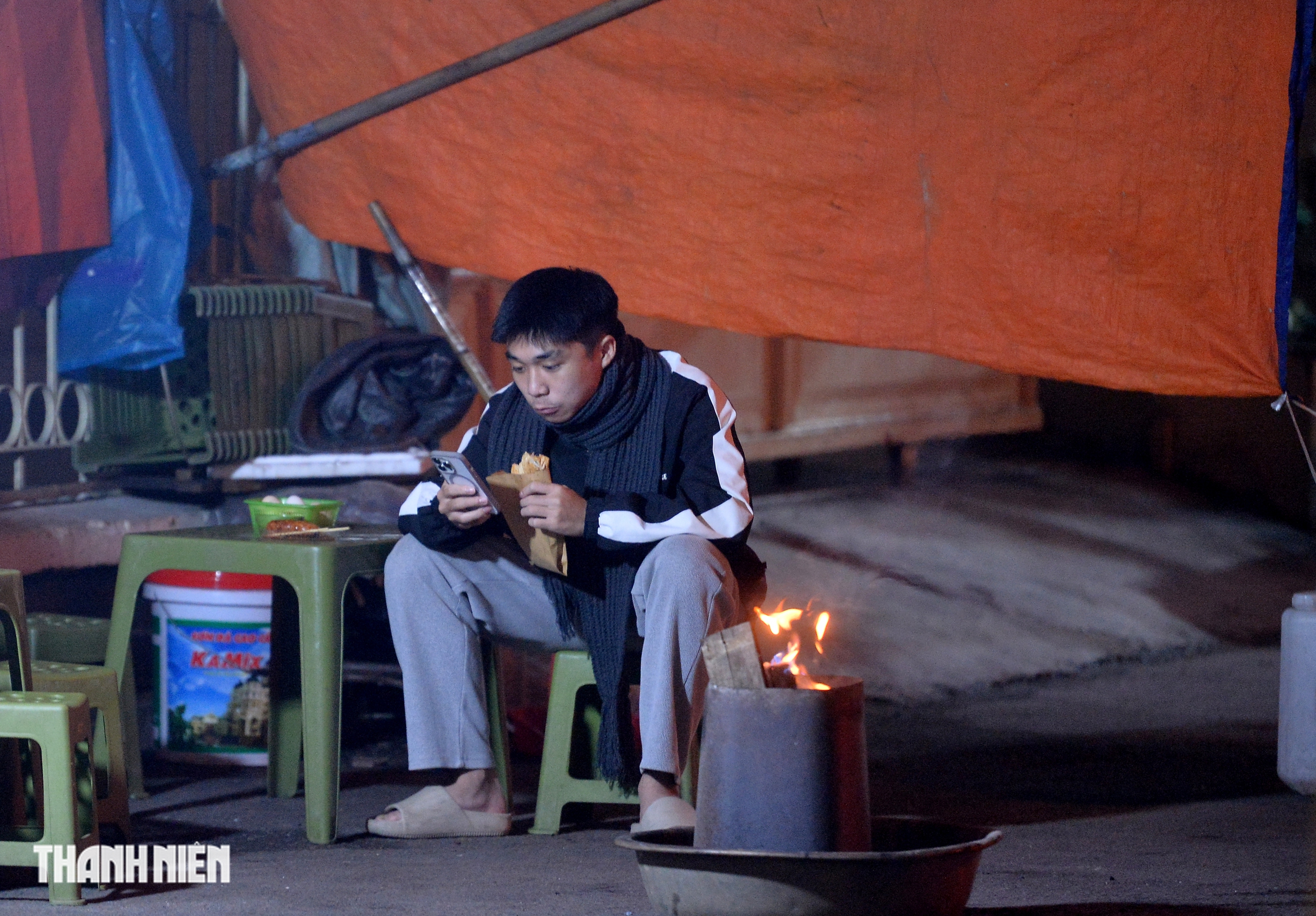 Người Hà Nội đốt lửa để mưu sinh trong đêm lạnh nhất từ đầu mùa đông 2025- Ảnh 4.