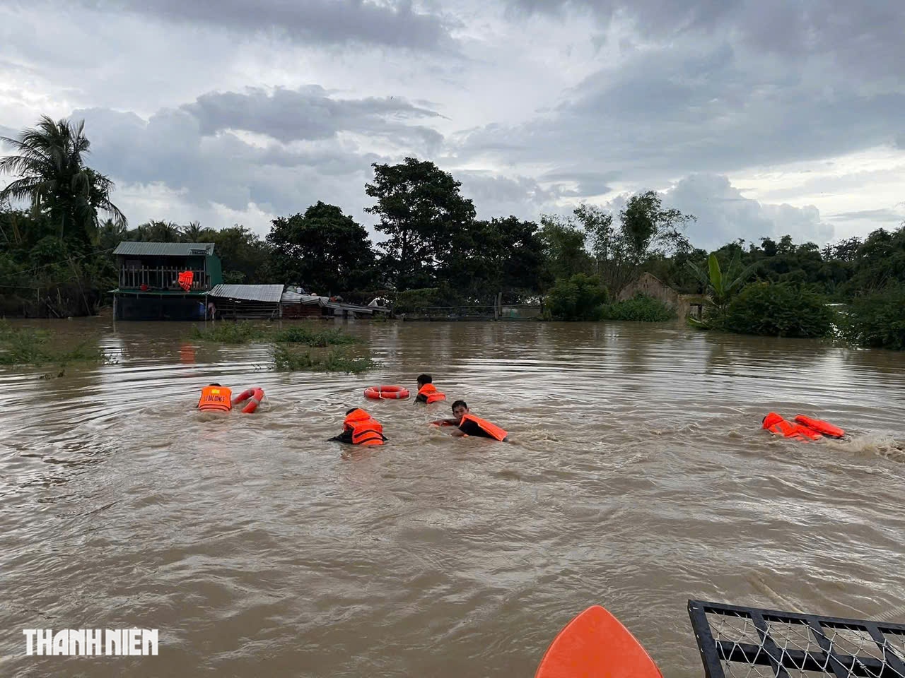 Khánh Hòa ngập lụt lịch sử: Bộ đội đặc công bơi trong nước cứu dân khẩn cấp- Ảnh 6.
