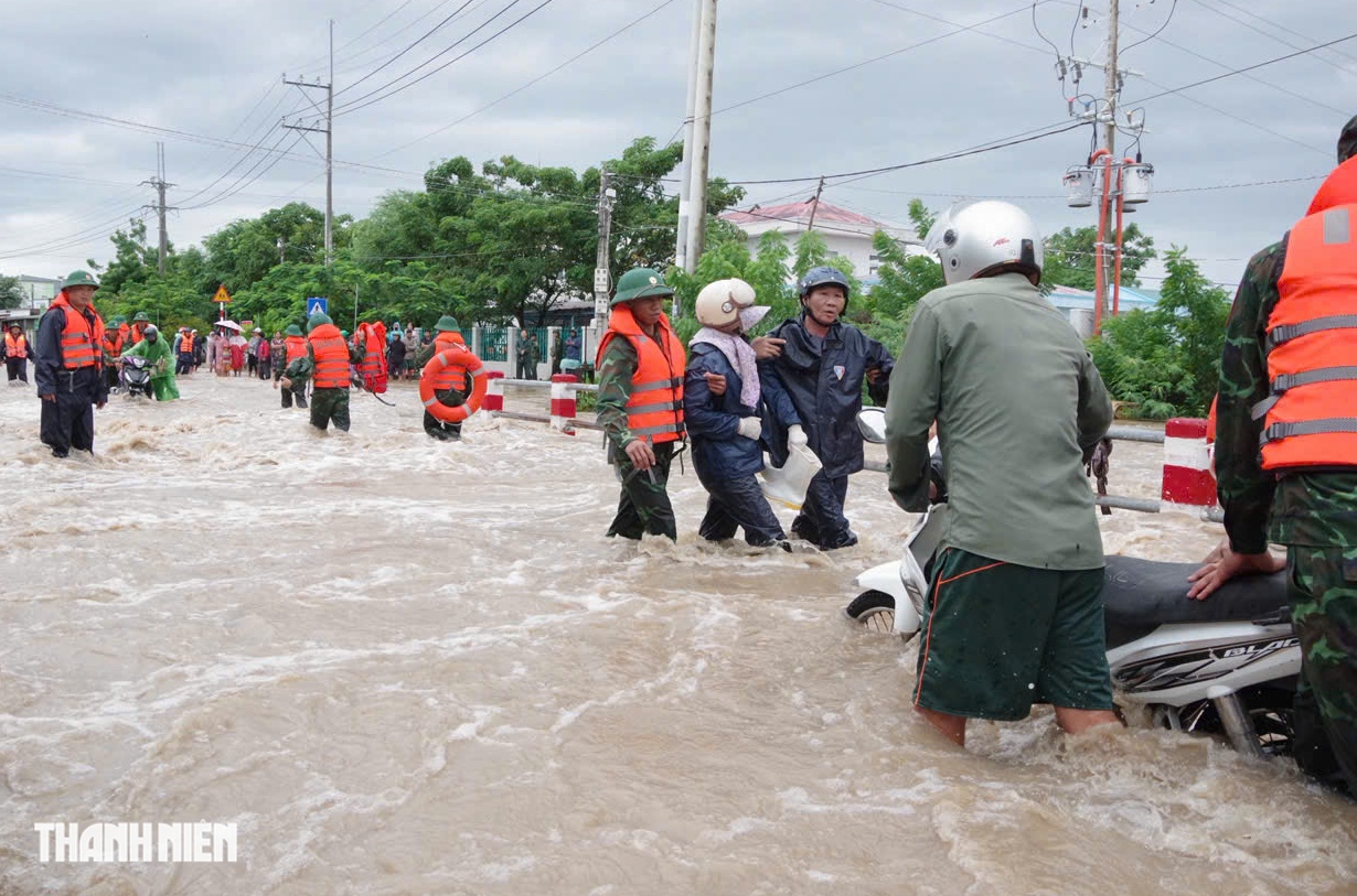 Khánh Hòa ngập lụt lịch sử: Bộ đội đặc công bơi trong nước cứu dân khẩn cấp- Ảnh 3.
