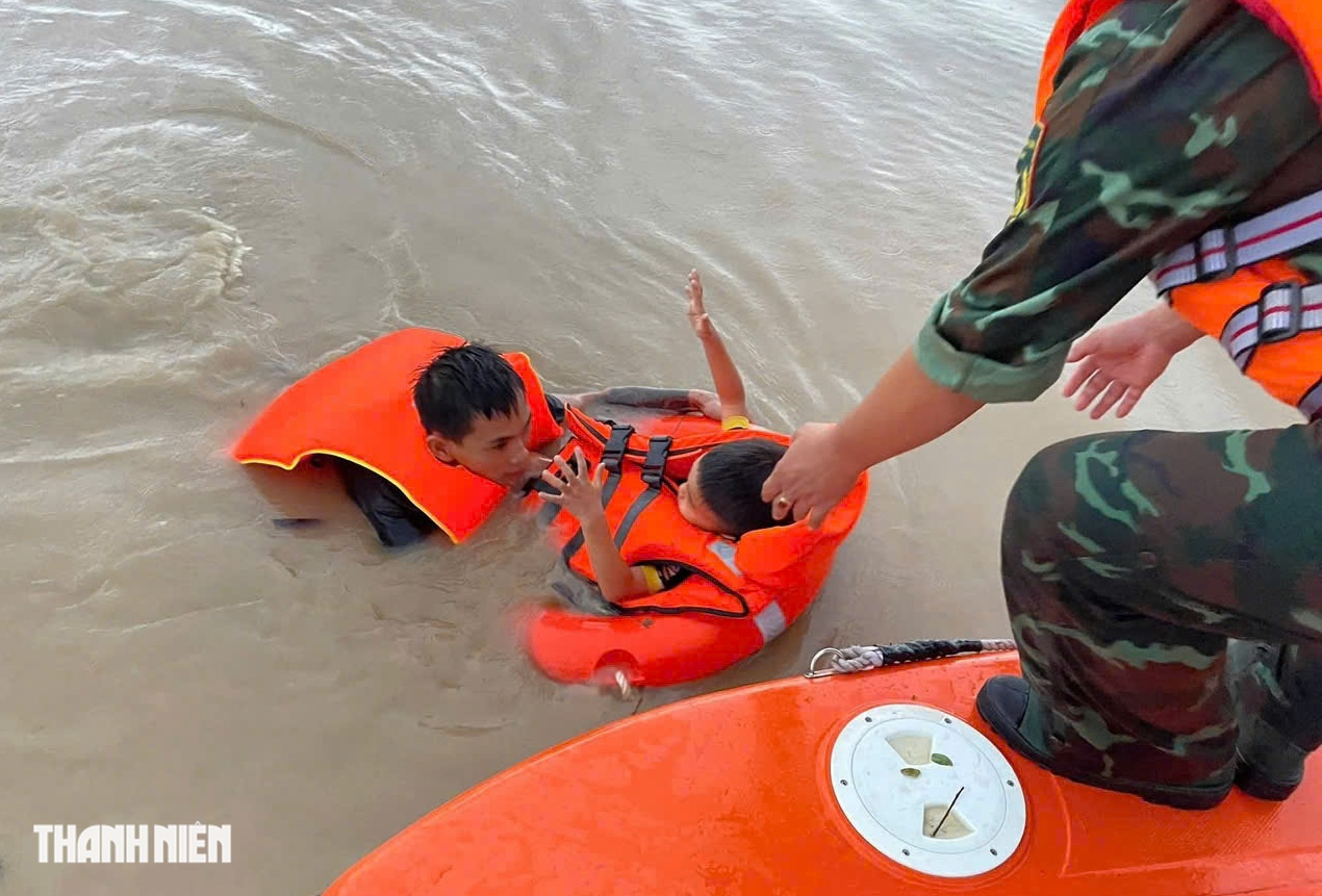 Khánh Hòa ngập lụt lịch sử: Bộ đội đặc công bơi trong nước cứu dân khẩn cấp- Ảnh 1.