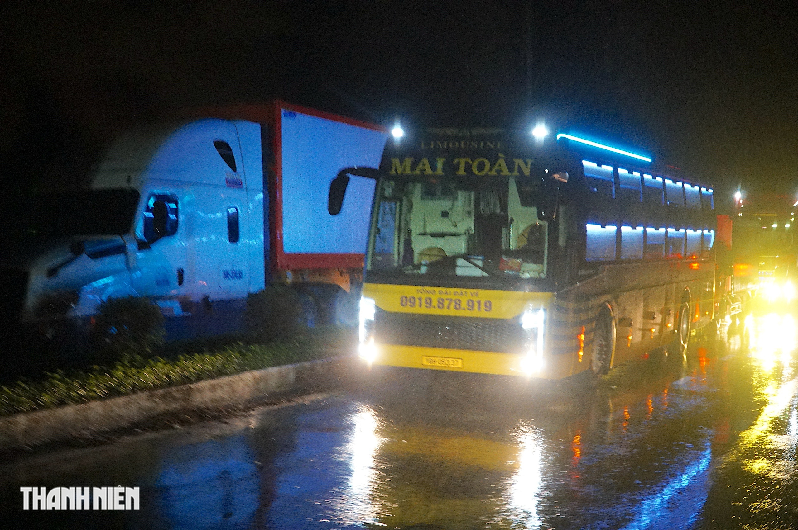 Quốc lộ 1 qua tỉnh Đắk Lắk tê liệt, xe “nằm” đường 2 ngày vì lũ lụt - Ảnh 6.