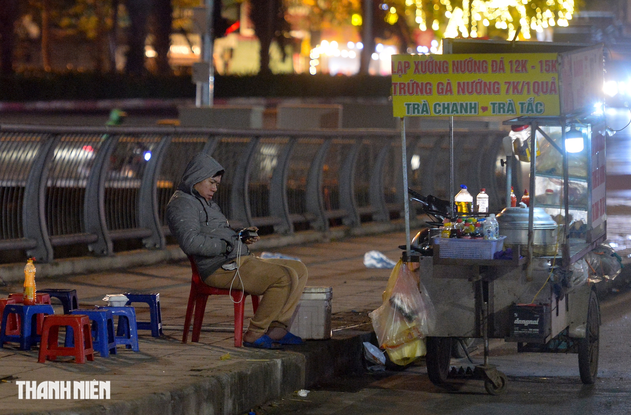 Người Hà Nội đốt lửa để mưu sinh trong đêm lạnh nhất từ đầu mùa đông 2025- Ảnh 7.
