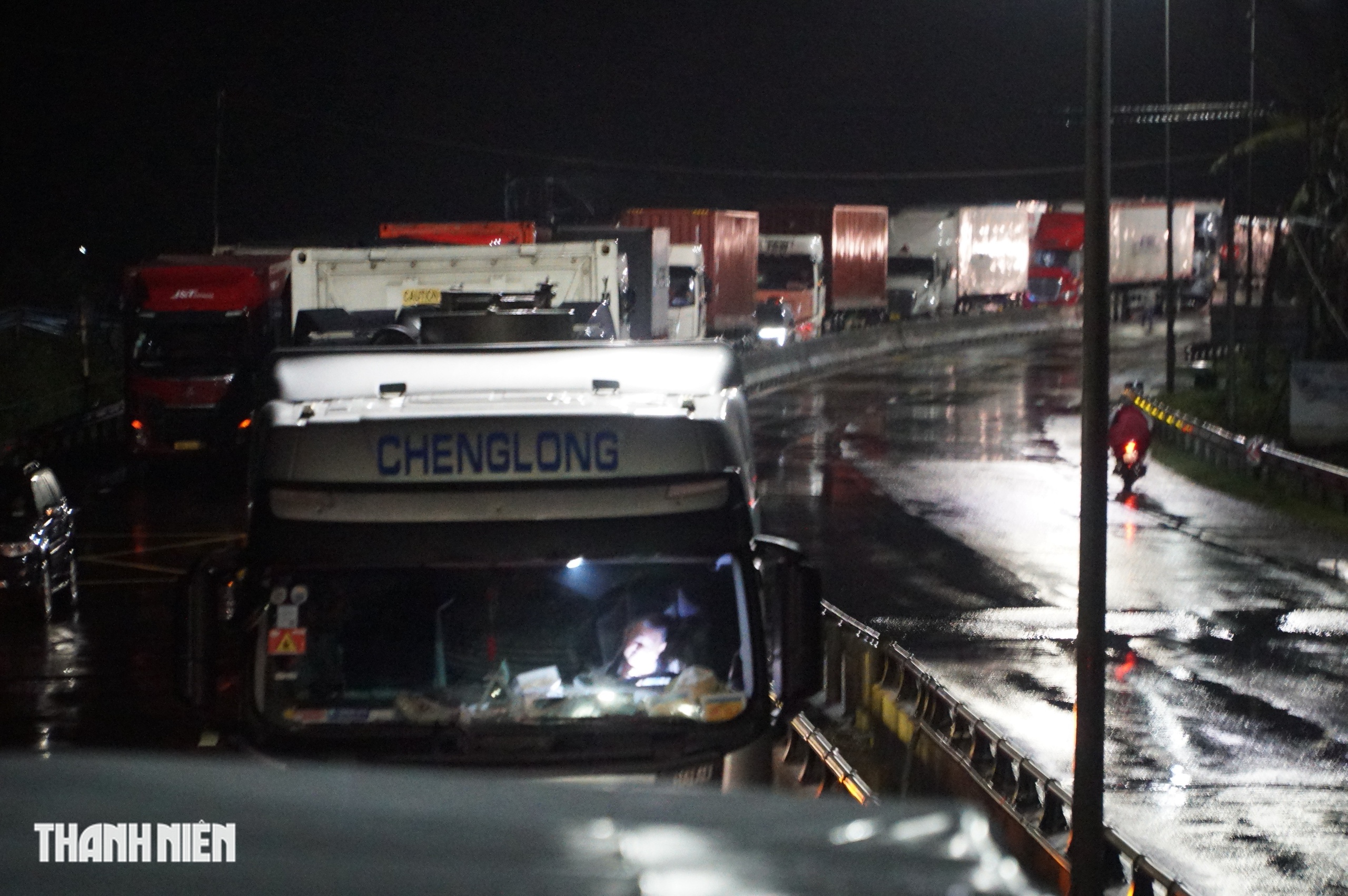 Quốc lộ 1 qua tỉnh Đắk Lắk tê liệt, xe “nằm” đường 2 ngày vì lũ lụt - Ảnh 1.