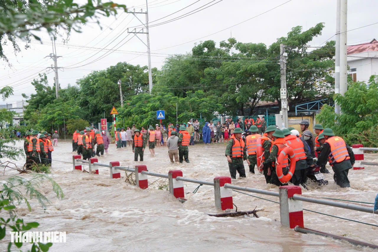 Khánh Hòa ngập lụt lịch sử: Bộ đội đặc công bơi trong nước cứu dân khẩn cấp- Ảnh 4.