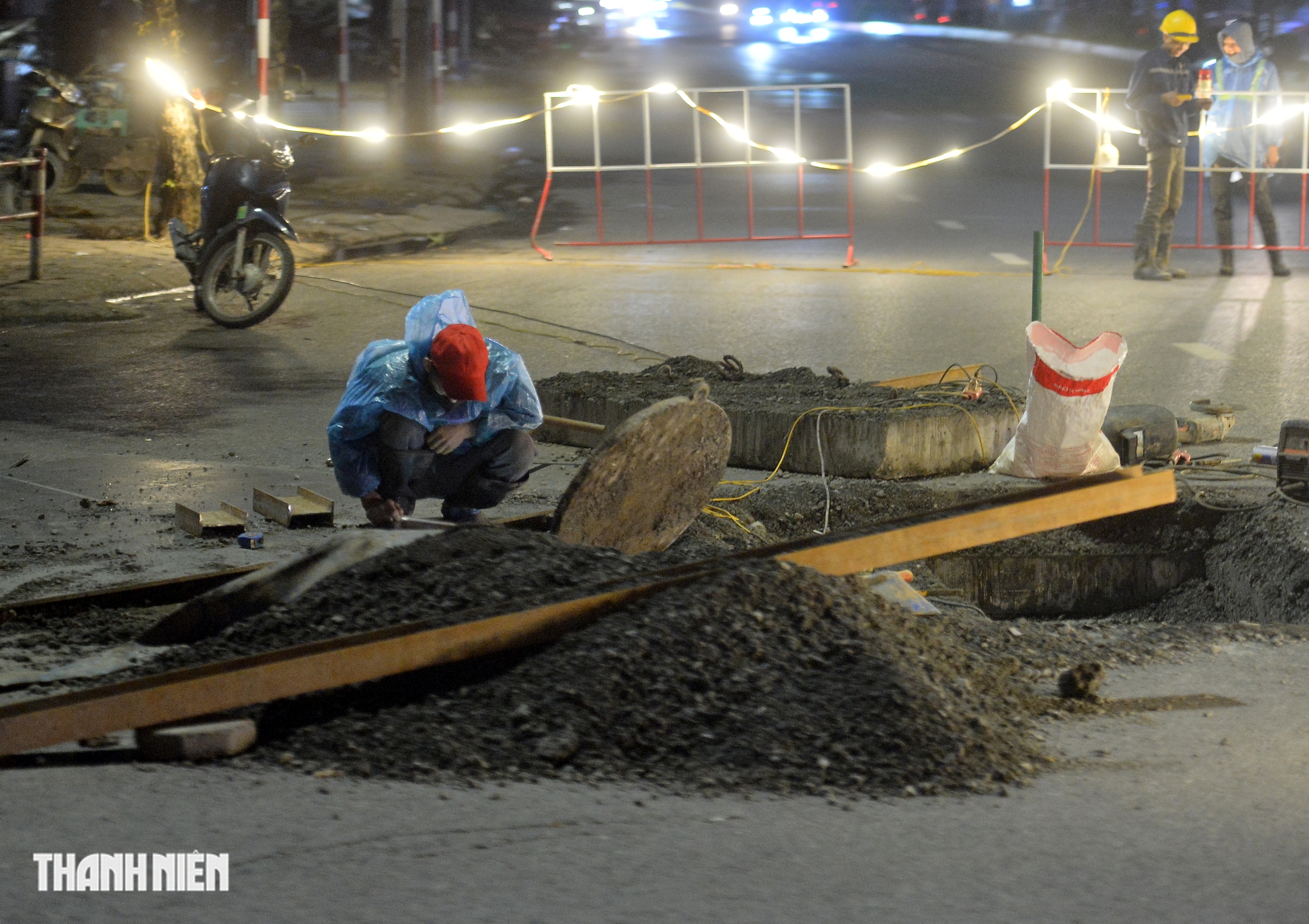 Người Hà Nội đốt lửa để mưu sinh trong đêm lạnh nhất từ đầu mùa đông 2025- Ảnh 9.