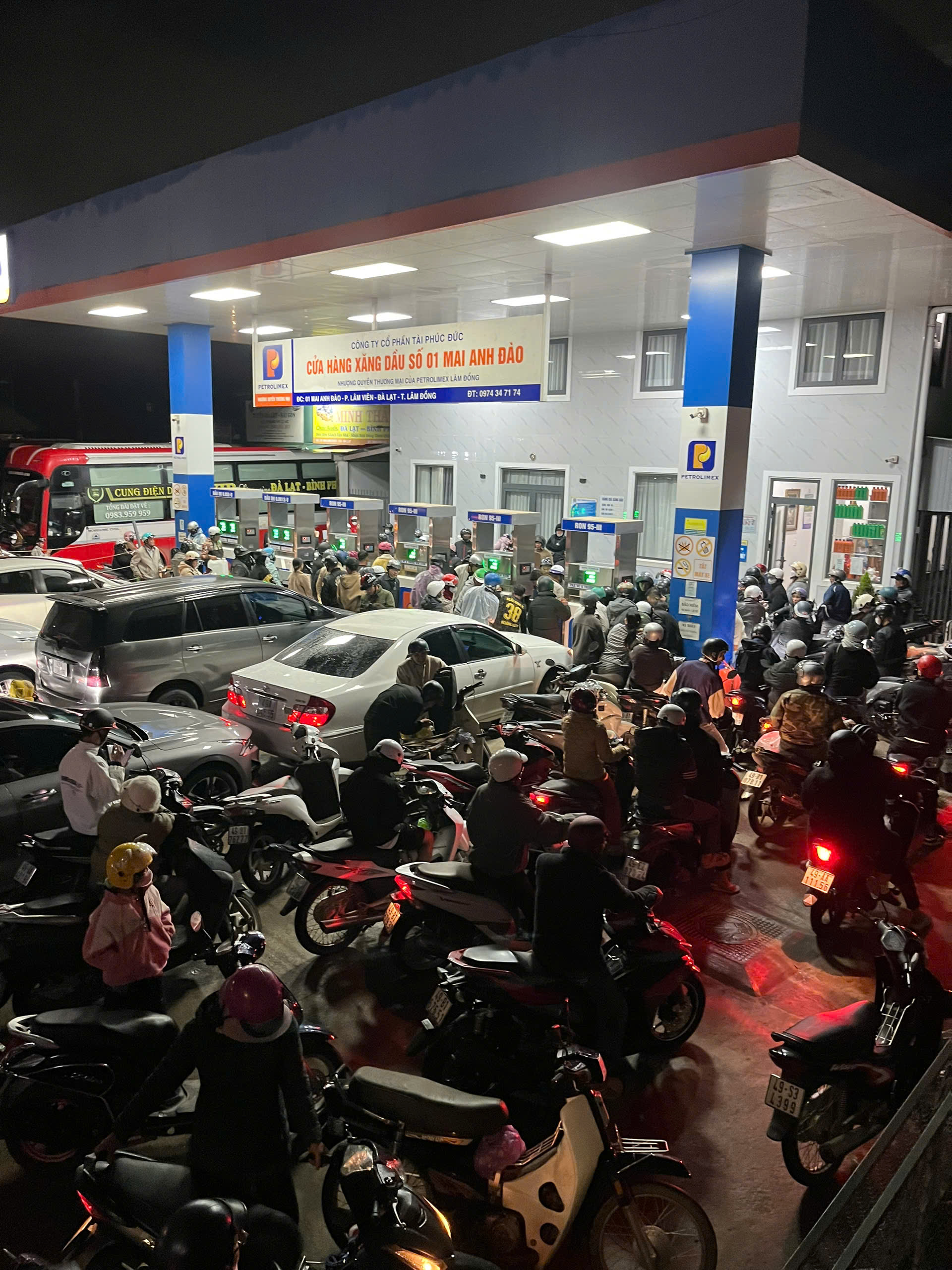 Cấm xe tải trên 3,5 tấn qua đèo Tà Nung, người Đà Lạt chen nhau mua xăng- Ảnh 2.