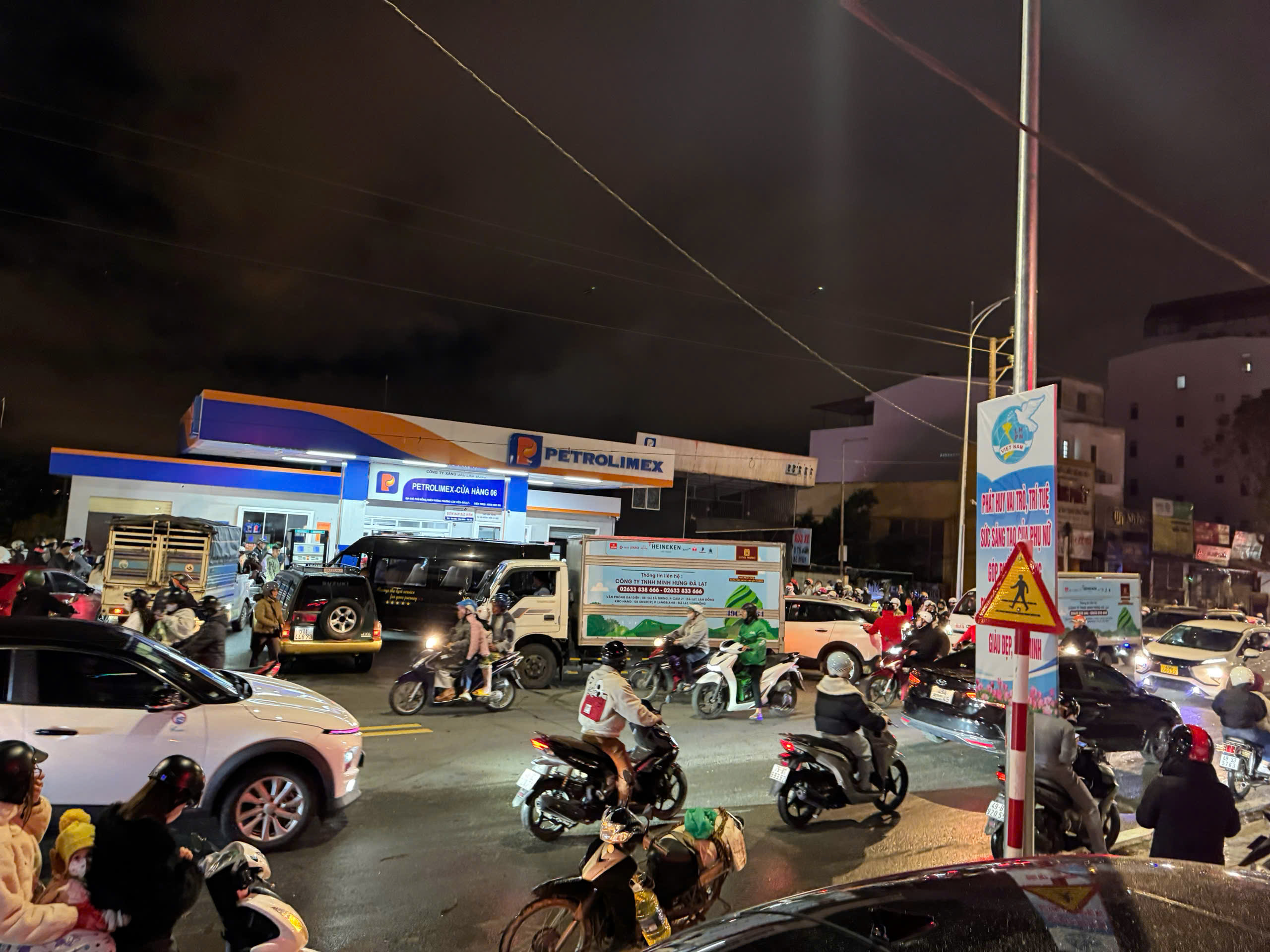 Cấm xe tải trên 3,5 tấn qua đèo Tà Nung, người Đà Lạt chen nhau mua xăng- Ảnh 4.