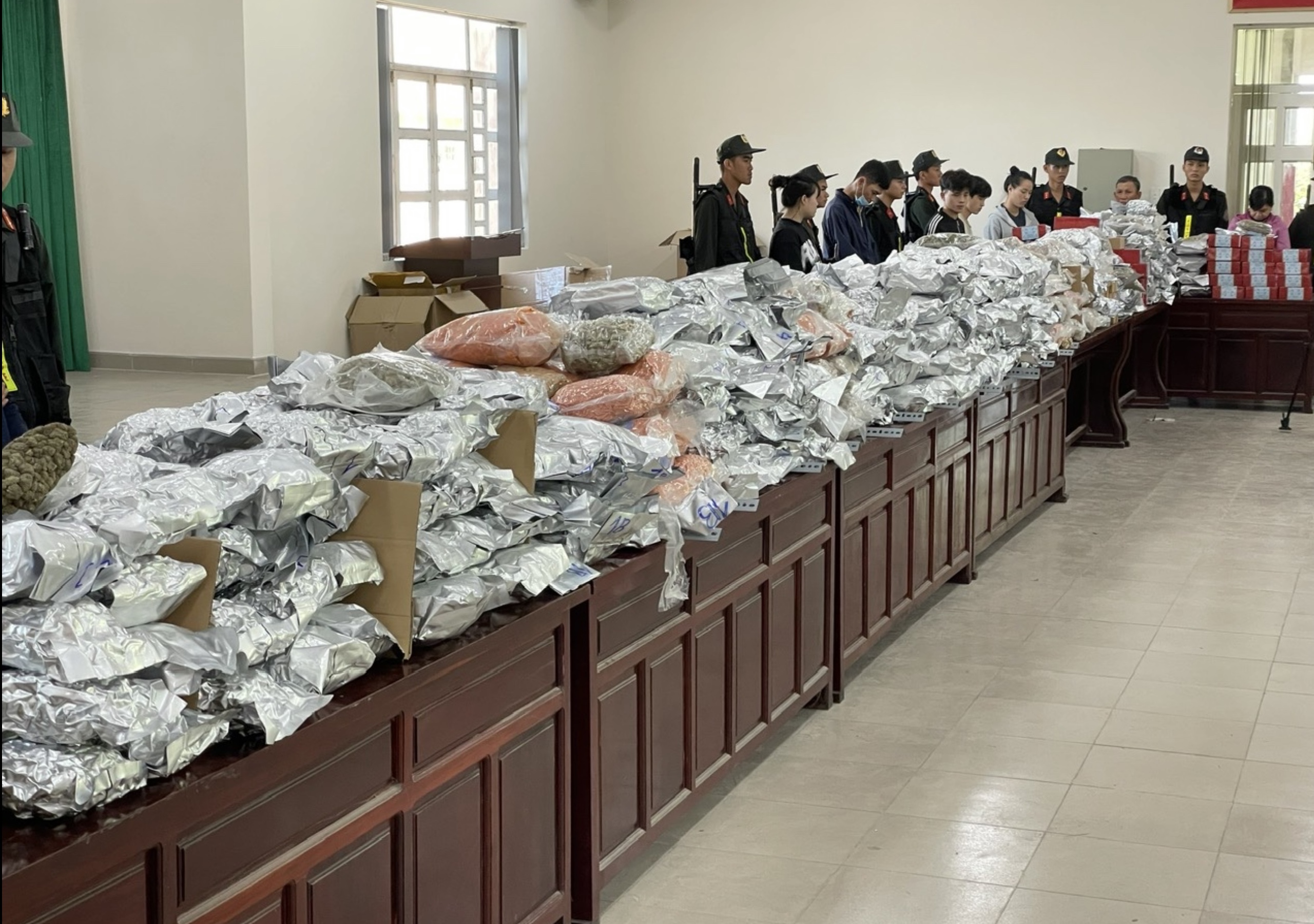 Lộ đường dây ma túy khủng từ nhóm ‘cô tiên thơm’ - Ảnh 2.