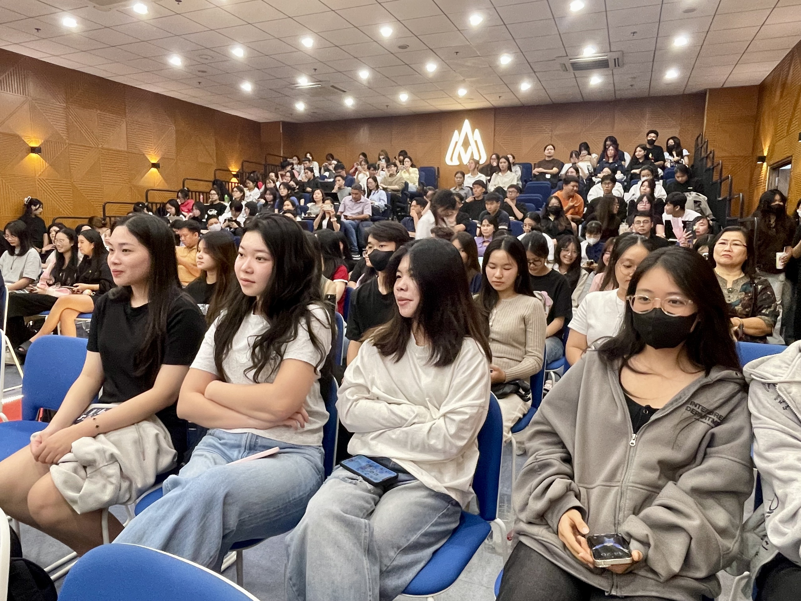 Vì sao giáo sư ĐH Harvard và nhà thơ Việt quyết định Truyện Kiều sang tiếng Anh? - Ảnh 2.