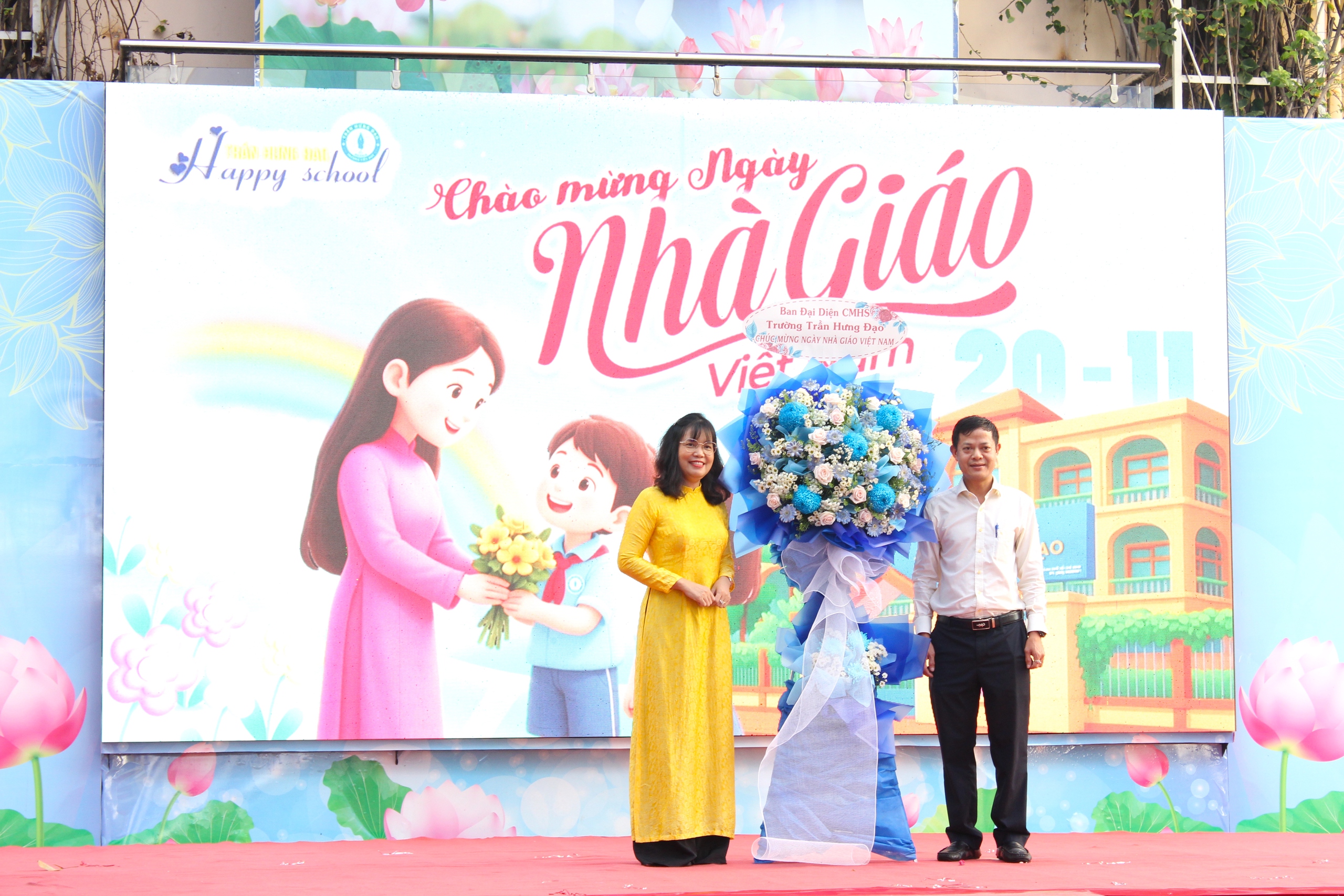 Những khoảnh khắc đẹp ngày Nhà giáo Việt Nam 20.11 - Ảnh 7.