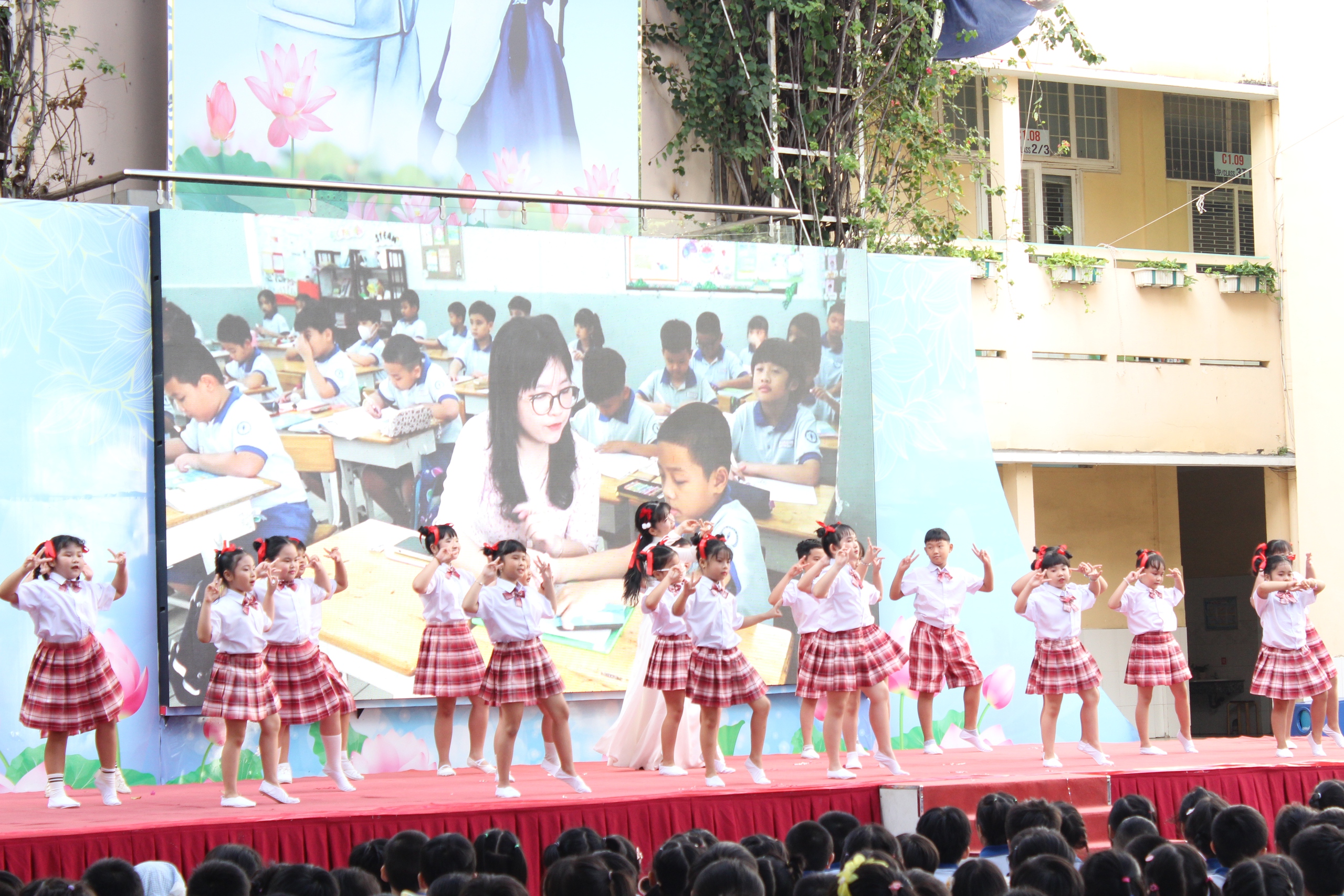 Những khoảnh khắc đẹp ngày Nhà giáo Việt Nam 20.11 - Ảnh 2.