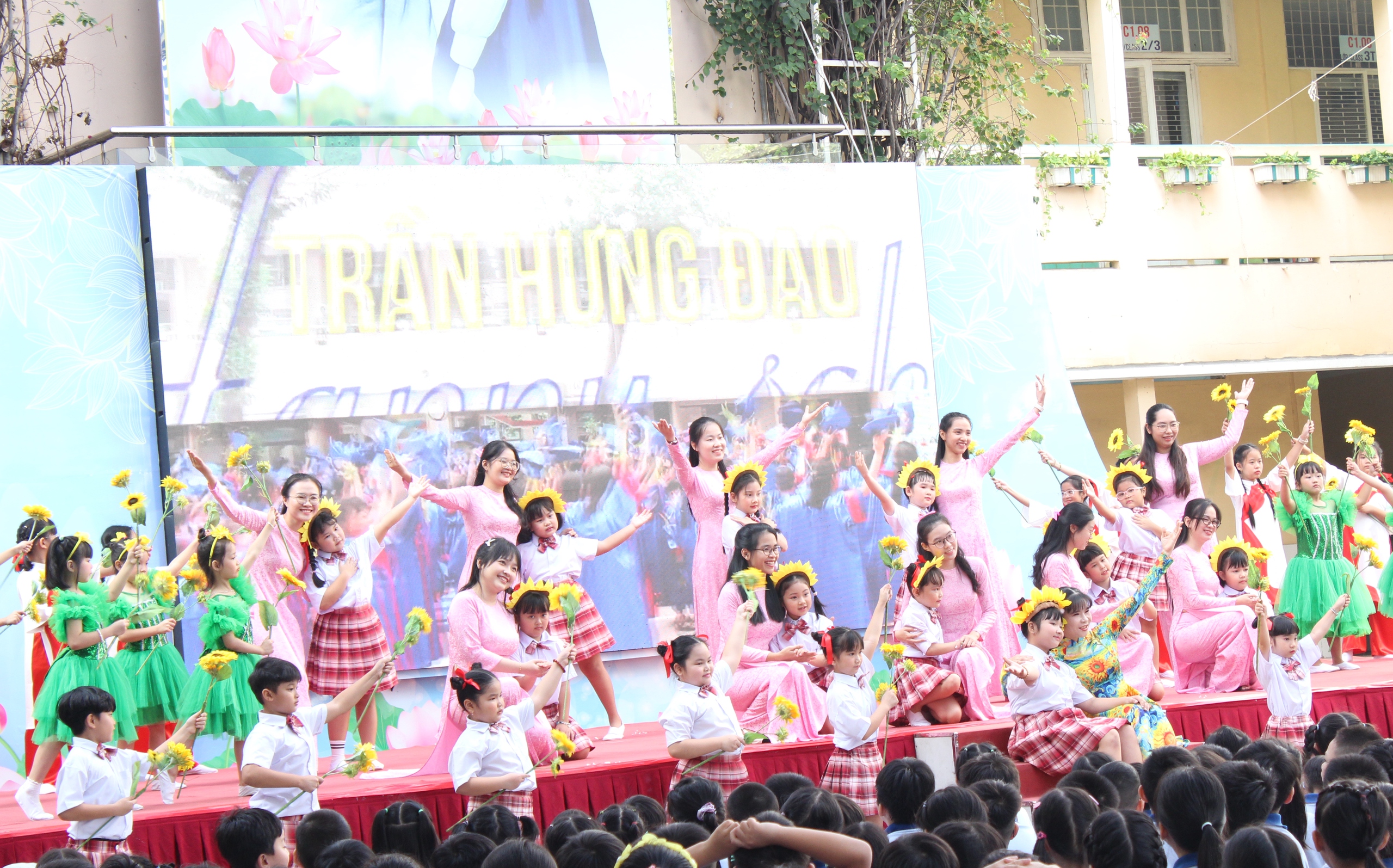 Những khoảnh khắc đẹp ngày Nhà giáo Việt Nam 20.11 - Ảnh 3.