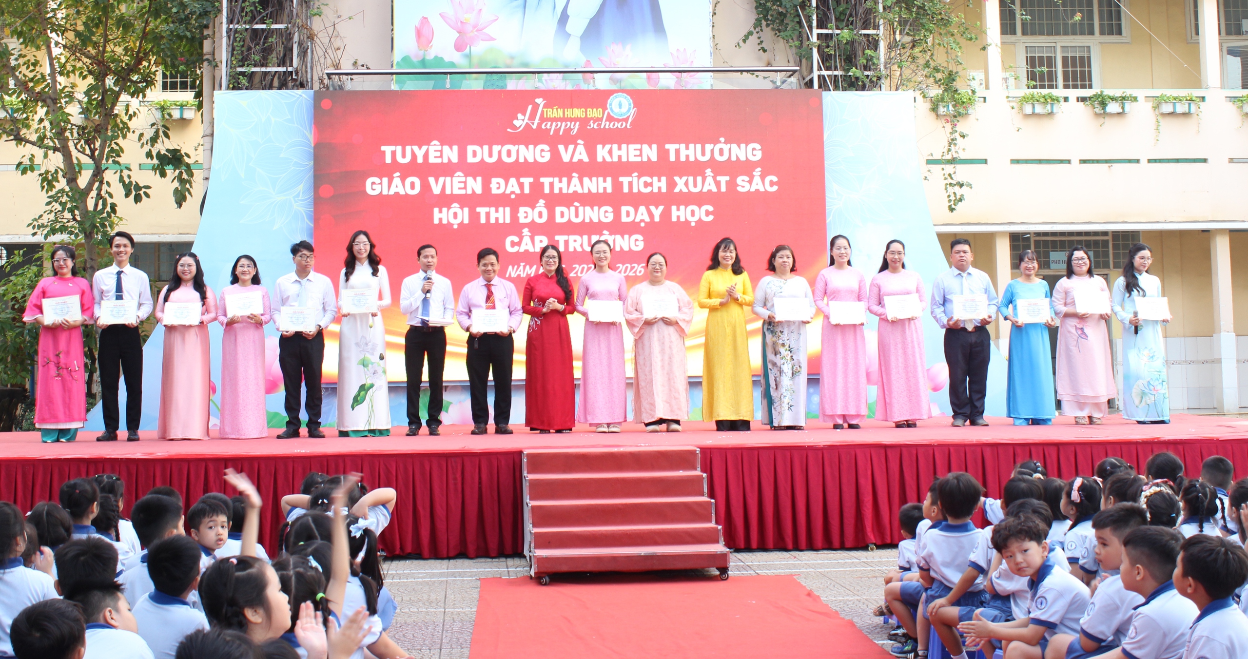 Những khoảnh khắc đẹp ngày Nhà giáo Việt Nam 20.11 - Ảnh 8.