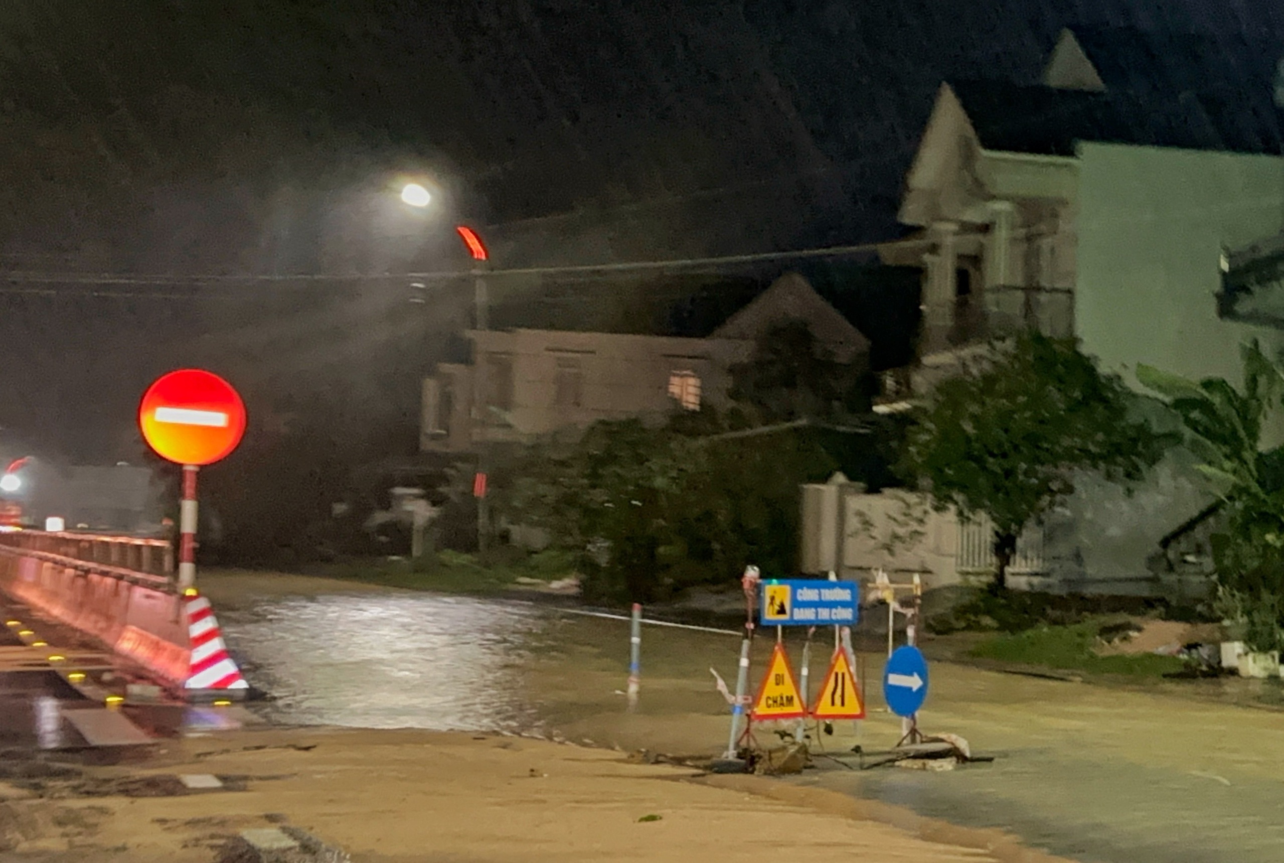 Chuyến xe cứu trợ vừa lao vào tâm lũ Đắk Lắk: Kinh nghiệm cho đoàn đến sau - Ảnh 6.