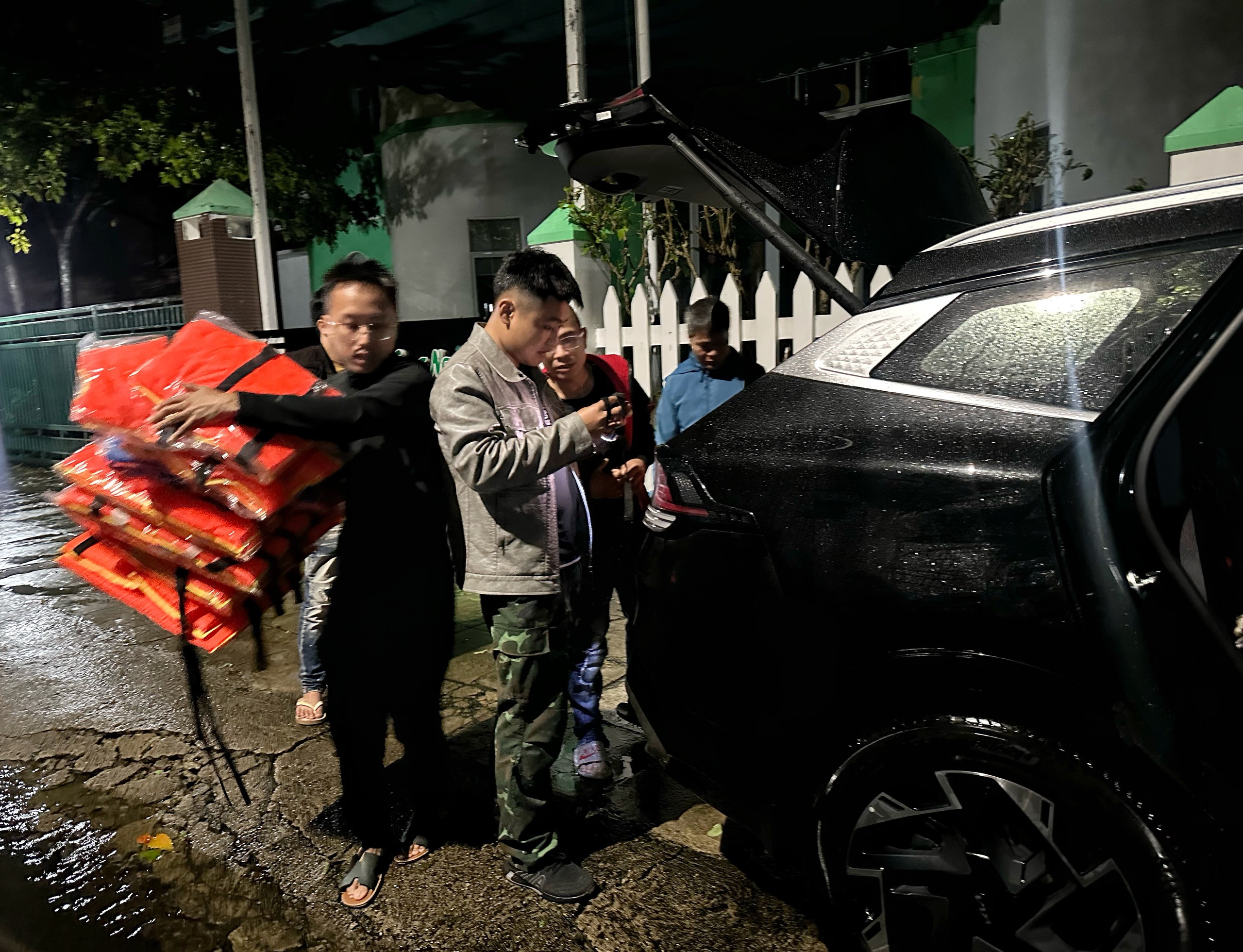 Chuyến xe cứu trợ vừa lao vào tâm lũ Đắk Lắk: Kinh nghiệm cho đoàn đến sau - Ảnh 9.