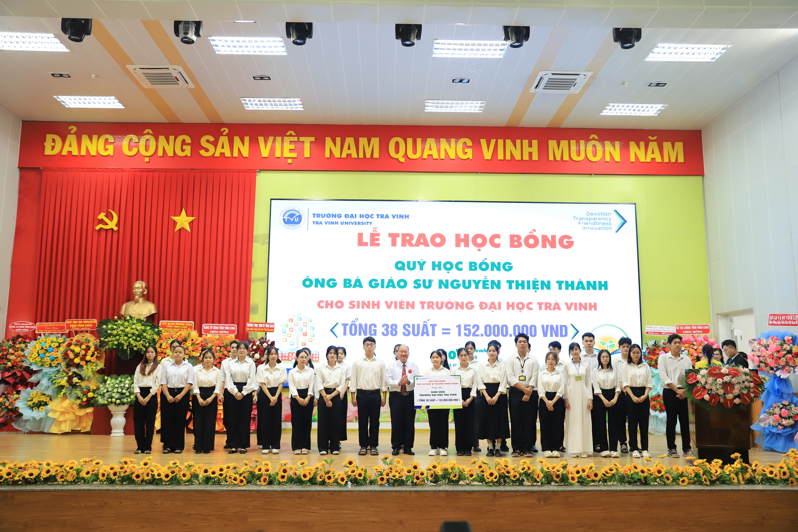 Trường ĐH Trà Vinh trao 200 suất học bổng trị giá hơn 1,1 tỉ đồng - Ảnh 2.