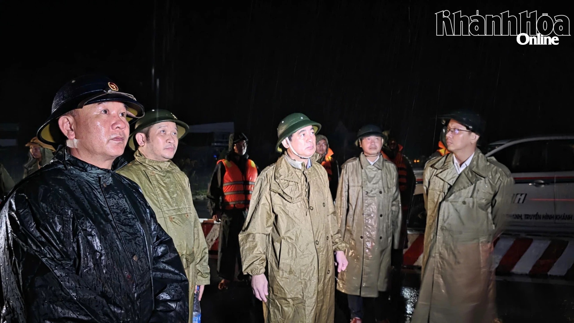 Lũ lịch sử đang xảy ra, Khánh Hòa khẩn cấp cứu dân- Ảnh 1.