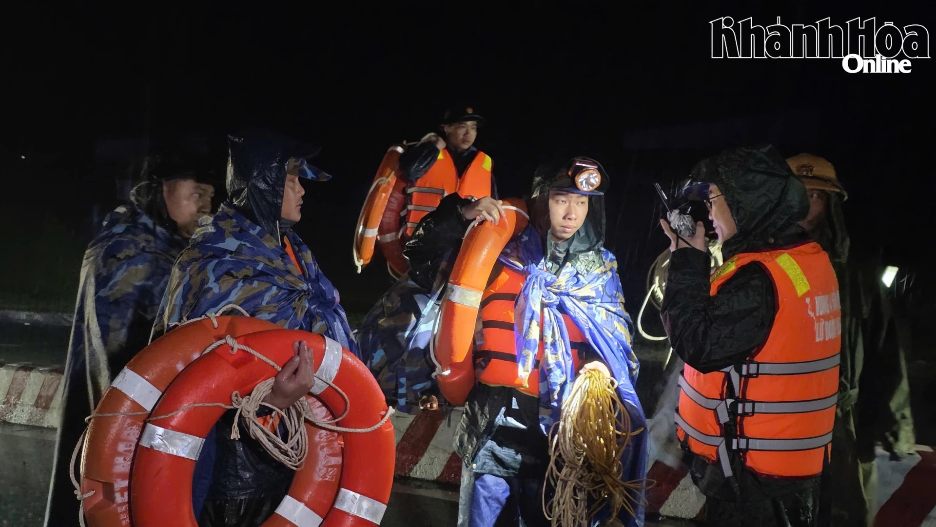 Lũ lịch sử đang xảy ra, Khánh Hòa khẩn cấp cứu dân- Ảnh 2.