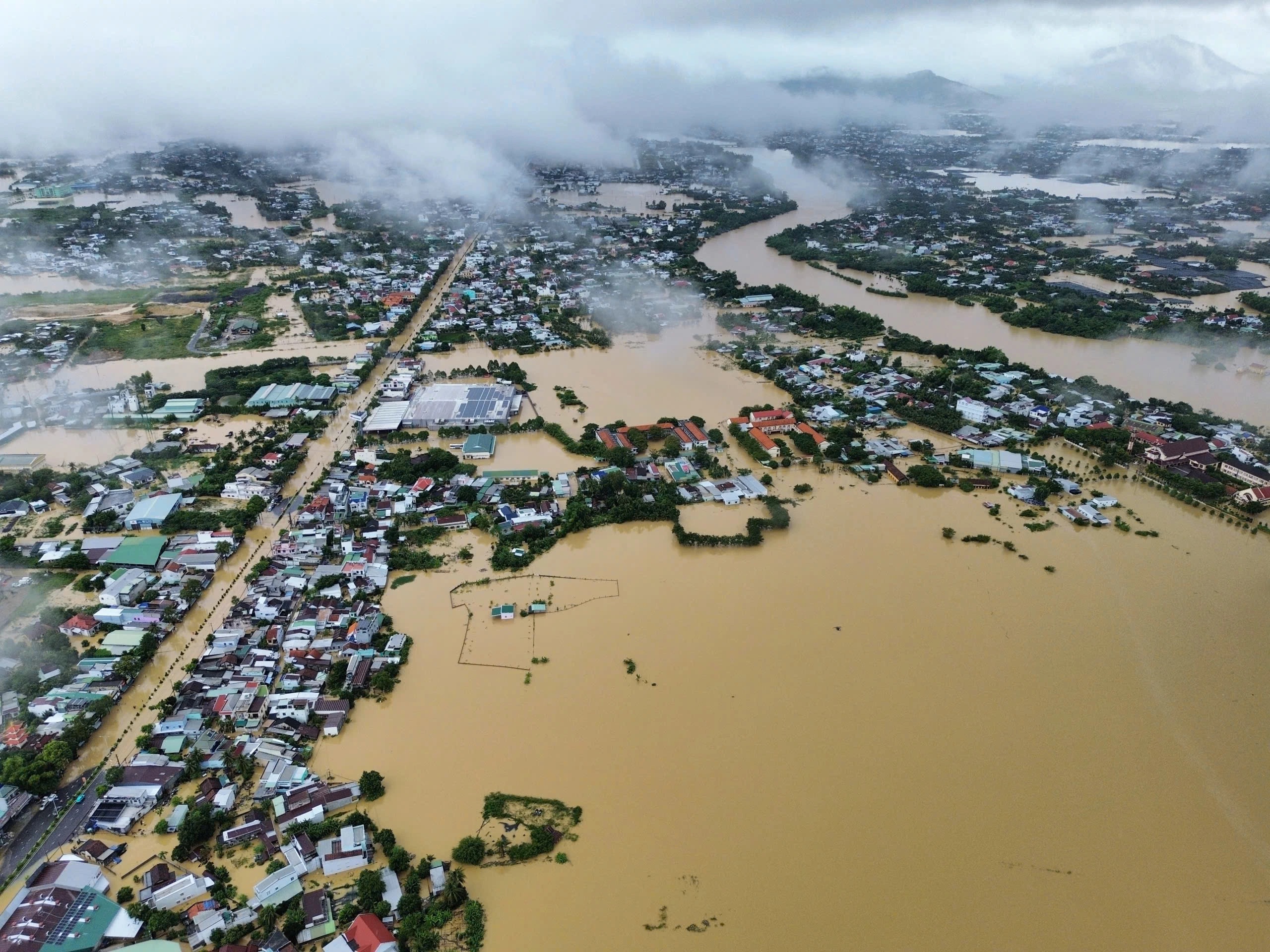 Lũ lịch sử đang xảy ra, Khánh Hòa khẩn cấp cứu dân- Ảnh 3.
