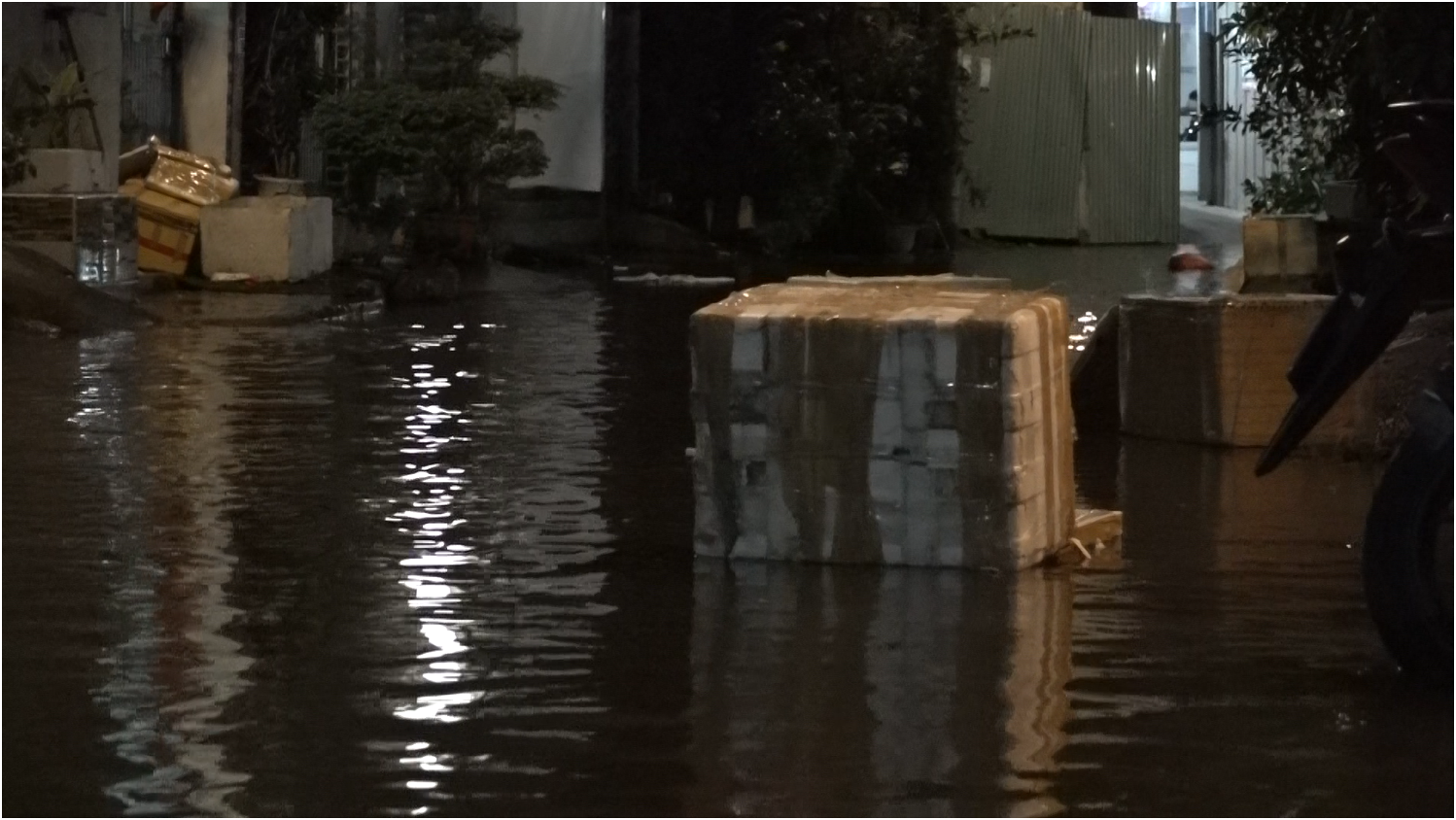 Người dân TP.HCM dựng ba lớp chắn vẫn không chống nổi triều cường- Ảnh 2. Người dân TP.HCM dựng ba lớp chắn vẫn không chống nổi triều cường- Ảnh 2.