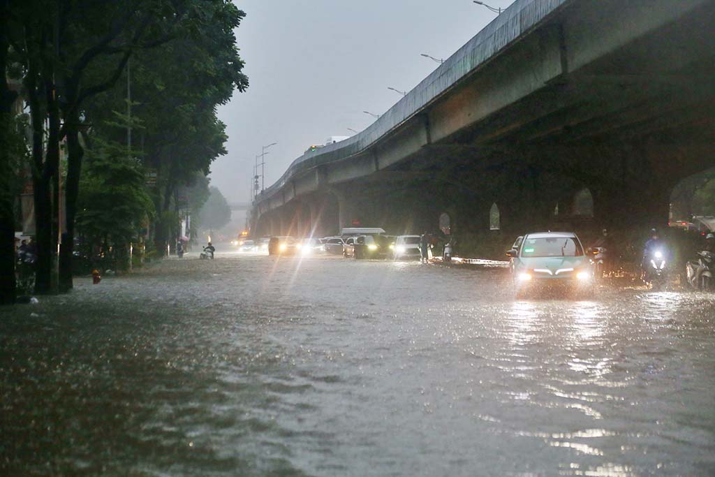 Cấp thiết giải quyết ngập lụt: Khi nào Hà Nội thoát cảnh 'sống chung với ngập'? - Ảnh 4.