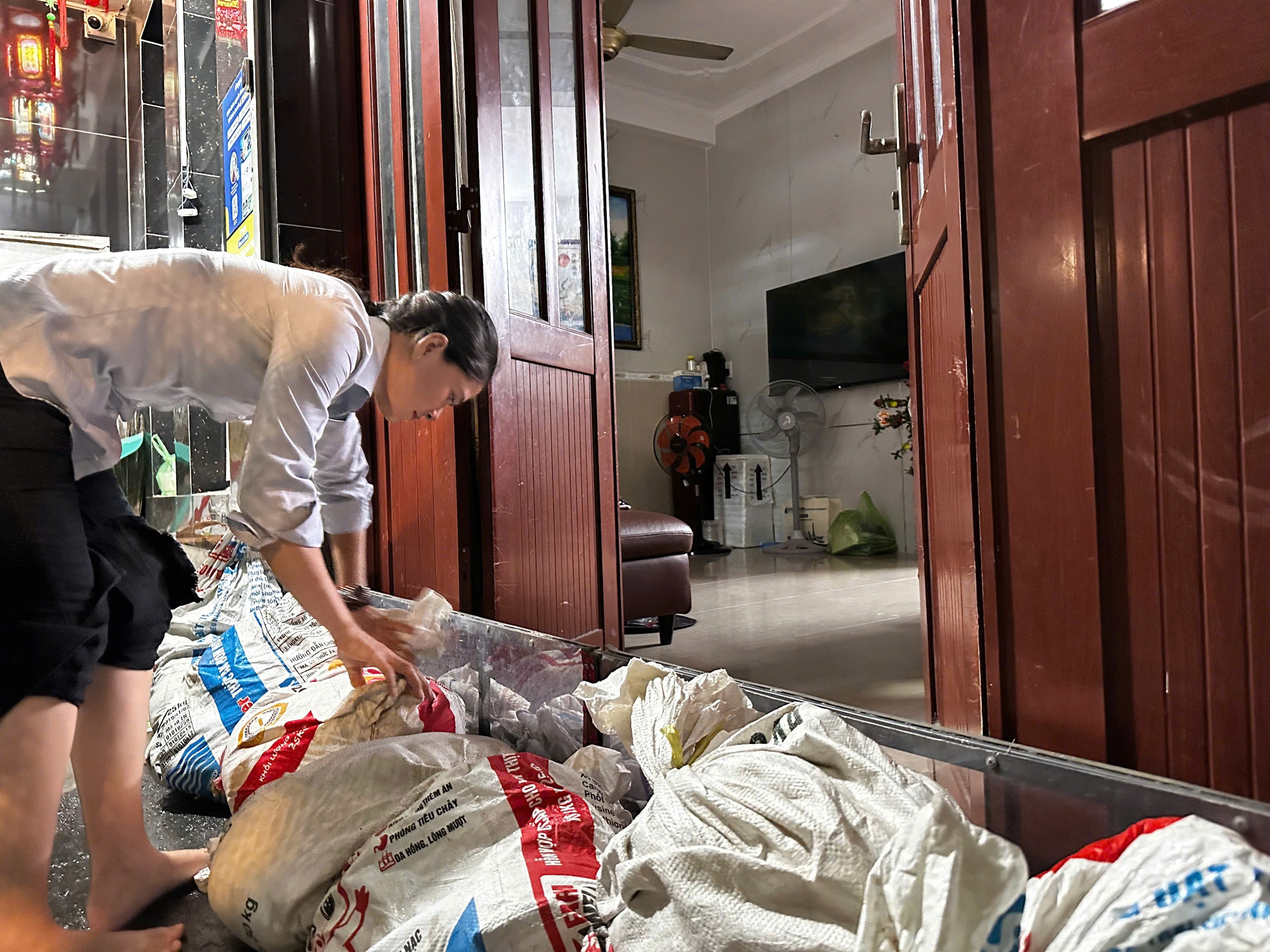 Người dân TP.HCM dựng ba lớp chắn vẫn không chống nổi triều cường- Ảnh 1. Người dân TP.HCM dựng ba lớp chắn vẫn không chống nổi triều cường- Ảnh 1.