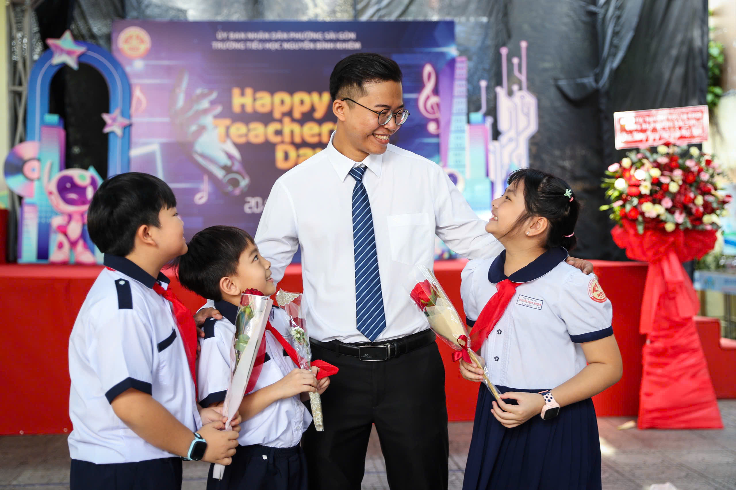 Những khoảnh khắc đẹp ngày Nhà giáo Việt Nam 20.11 - Ảnh 10.