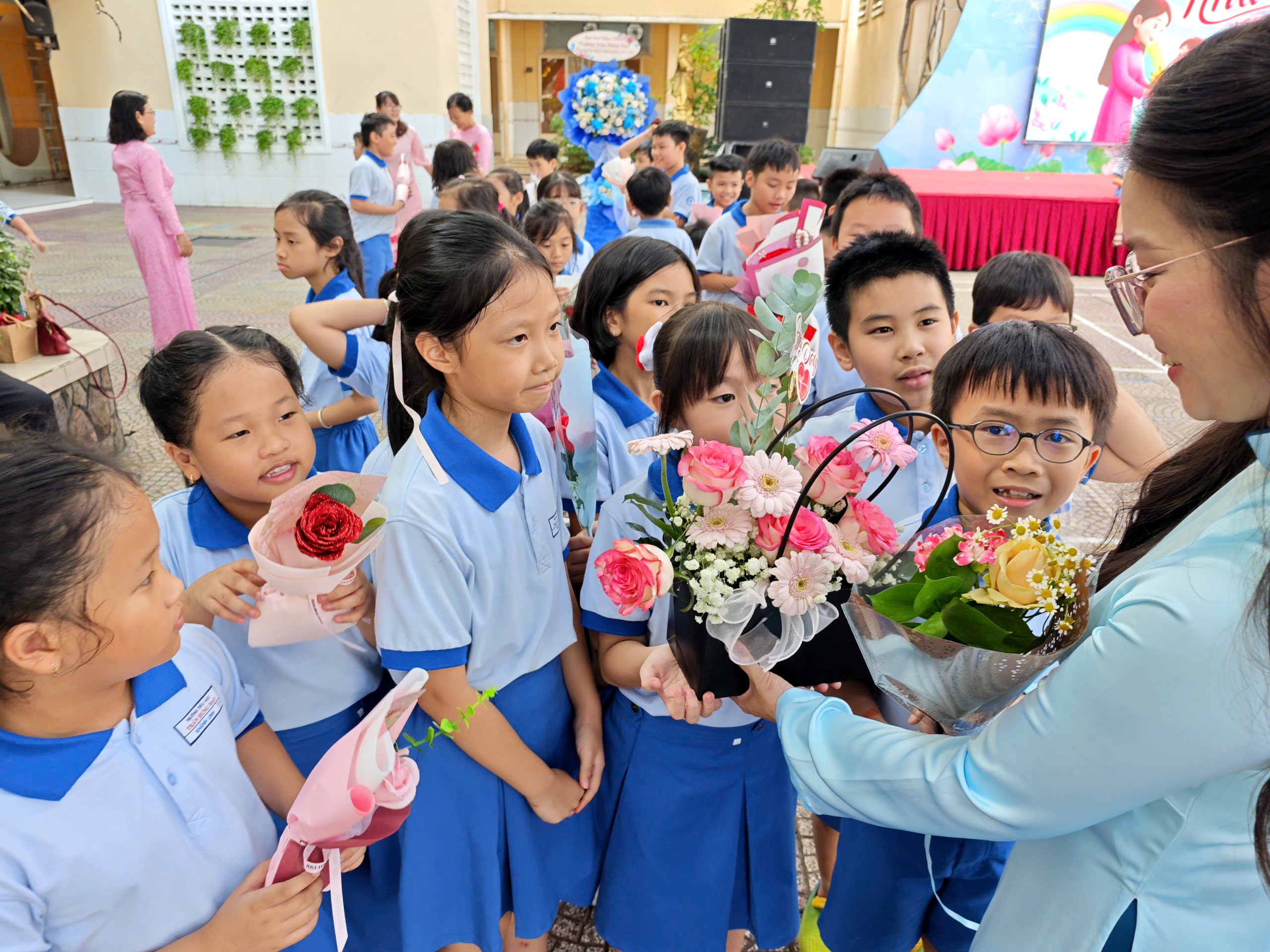 Những khoảnh khắc đẹp ngày Nhà giáo Việt Nam 20.11 - Ảnh 5.